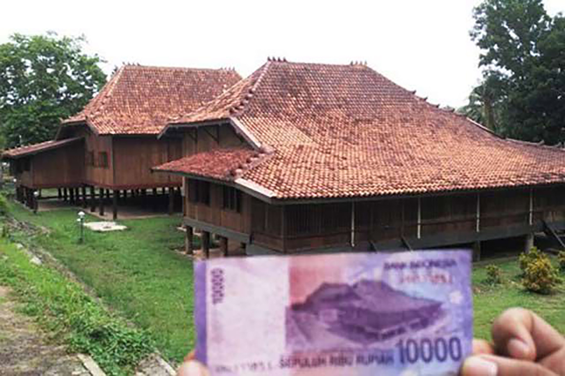 Kemiripan gambar Rp10.000 dengan Rumah Limas (Dok. phinemo.com)
