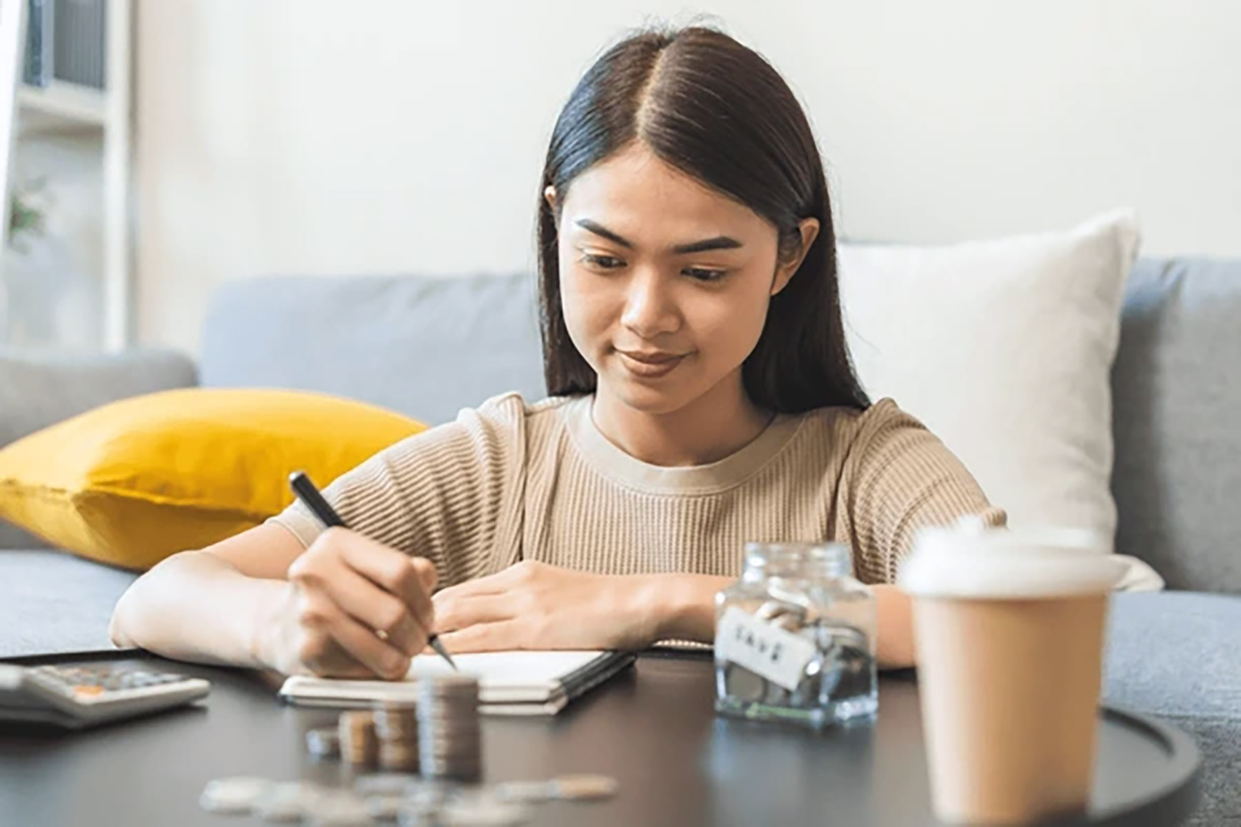 Ilustrasi seorang perempuan sedang menabung. (Dok. Shutter Stock)