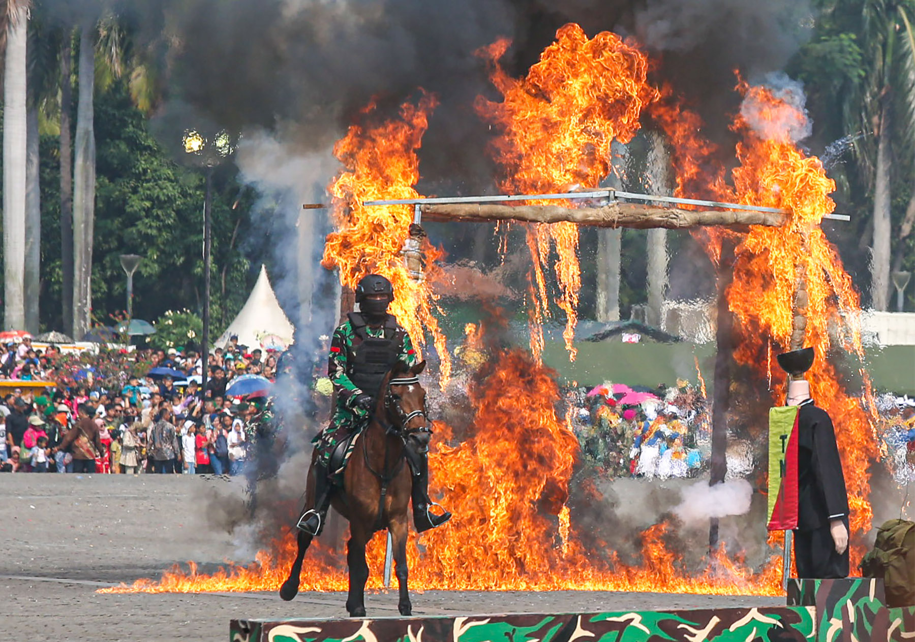 Personil TNI melakukan atraksdi dalam perayaan Hari Ulang Tahun (HUT) ke-79 Tentara Nasional Indonesia (TNI) di Lapangan Silang Monumen Nasional (Monas), Gambir, Jakarta, Sabtu (5/10/2024). Sebanyak 30.206 personel pasukan, 521 Alutsista dan 145 unit kend