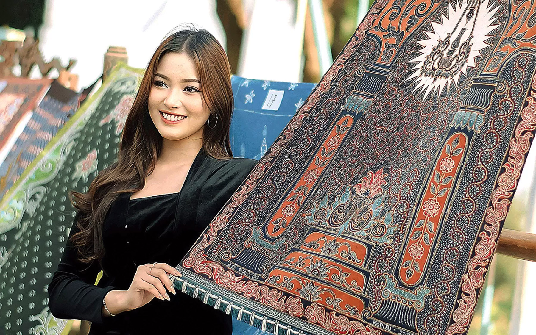 Seorang perempuan memamerkan kain batiknya. (Dok. Hashifa Tsanianty Fitria Adhinata)