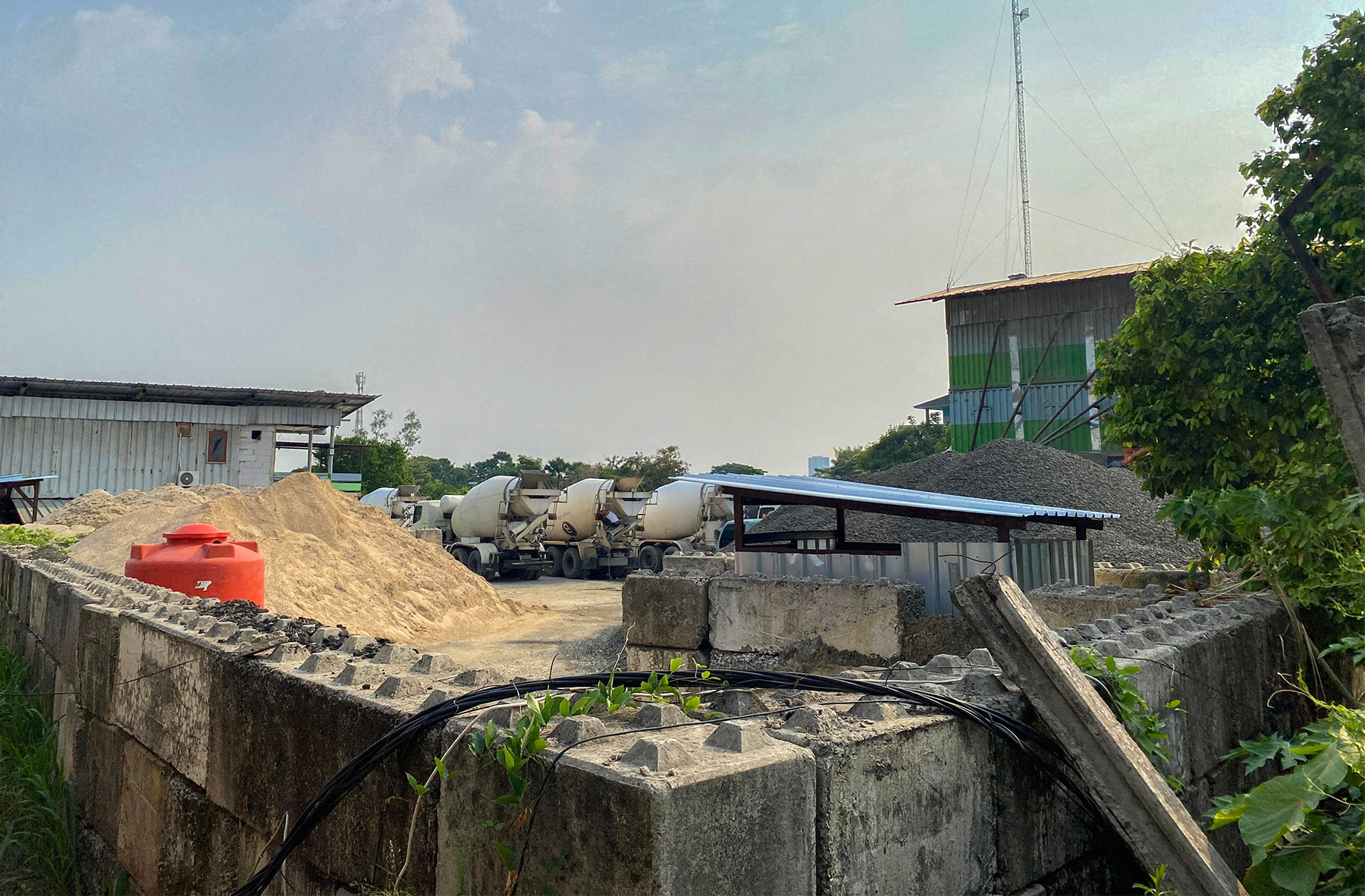 Batching plant yang diduga membuang limbah ke aliran air menuju Tandon Nusaloka, Ciater, Serpong yang tidak berizin dan telah melanggar Rencana Tata Ruang Wilayah (RTRW) Kota Tangsel.