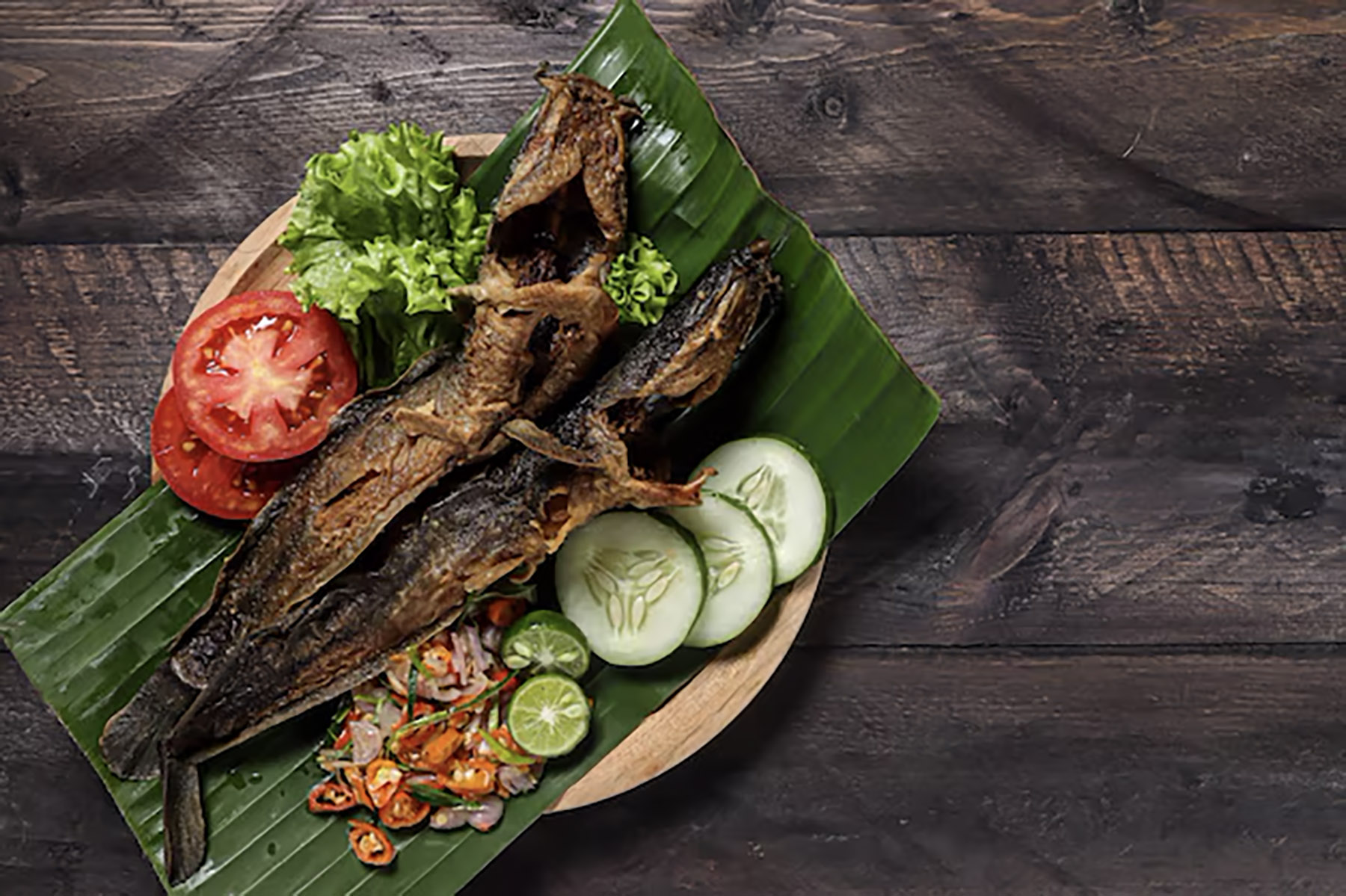 Ilustrasi pecel lele dan sambalnya. (Dok. Freepik)