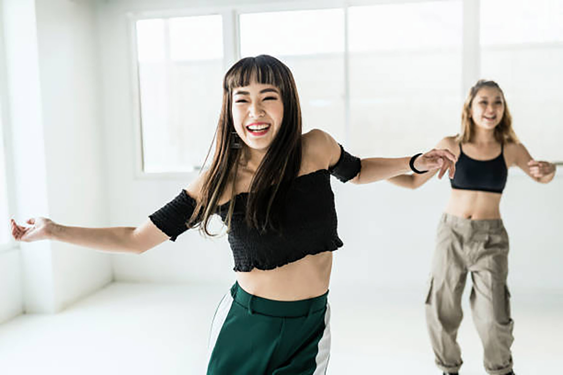 Ilustrasi perempuan mendengarkan musik hip hop. (Dok. Yagi-Studio/Getty Images)