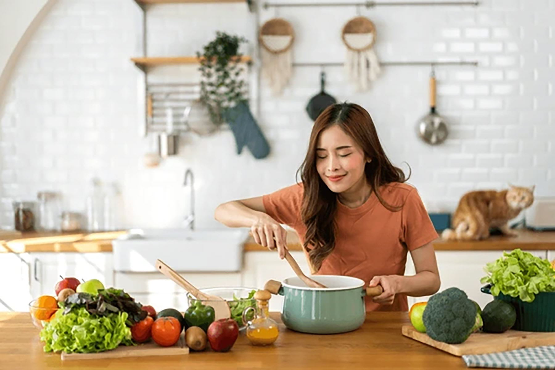 Ilustrasi perempuan berada di dapur. (Dok. Shutterstock)