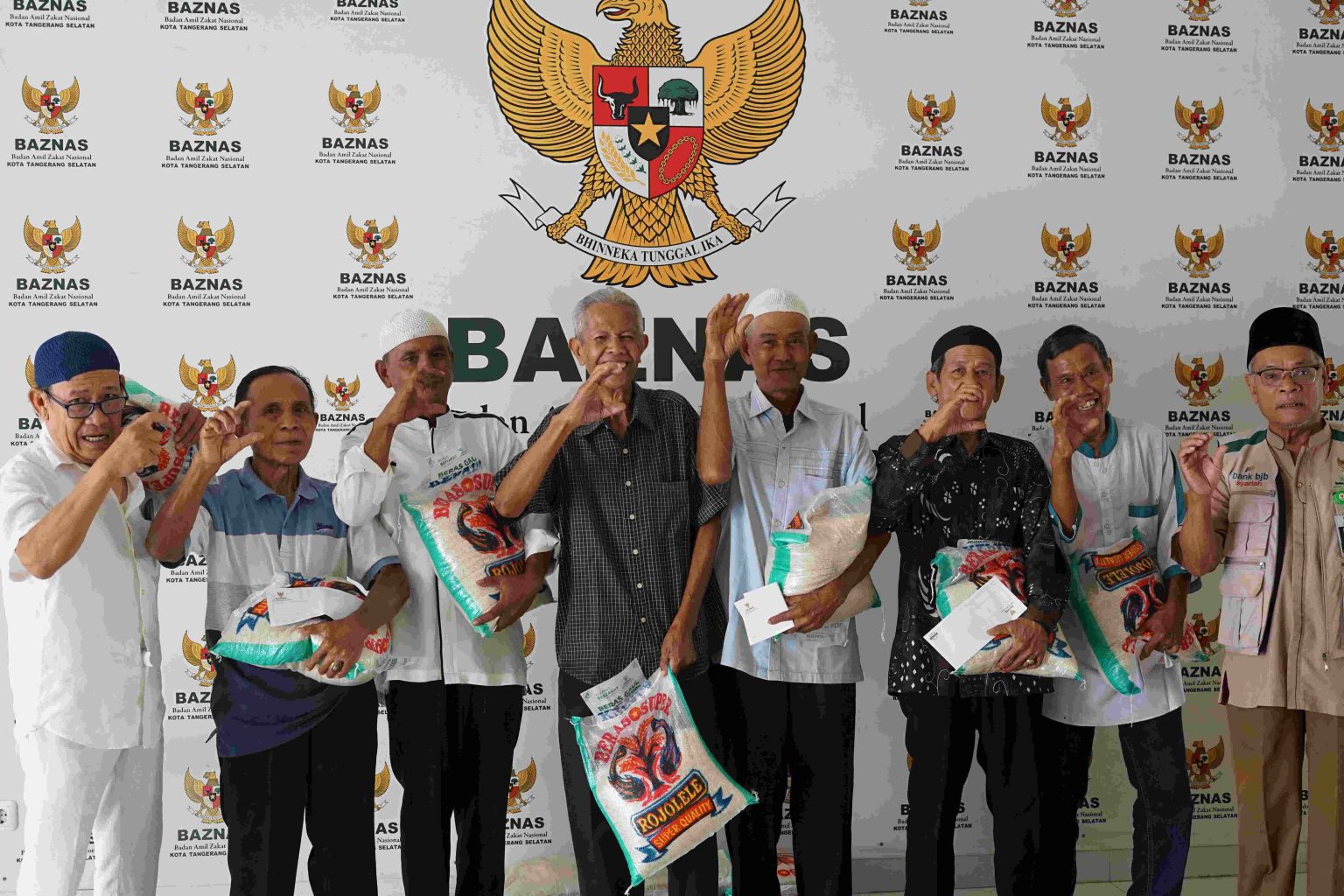 Penyerahan bantuan berupa beras kepada lansia di Tangsel sebagai implementasi program GAUL BAZNAS (Dok. BAZNAS Tangsel)