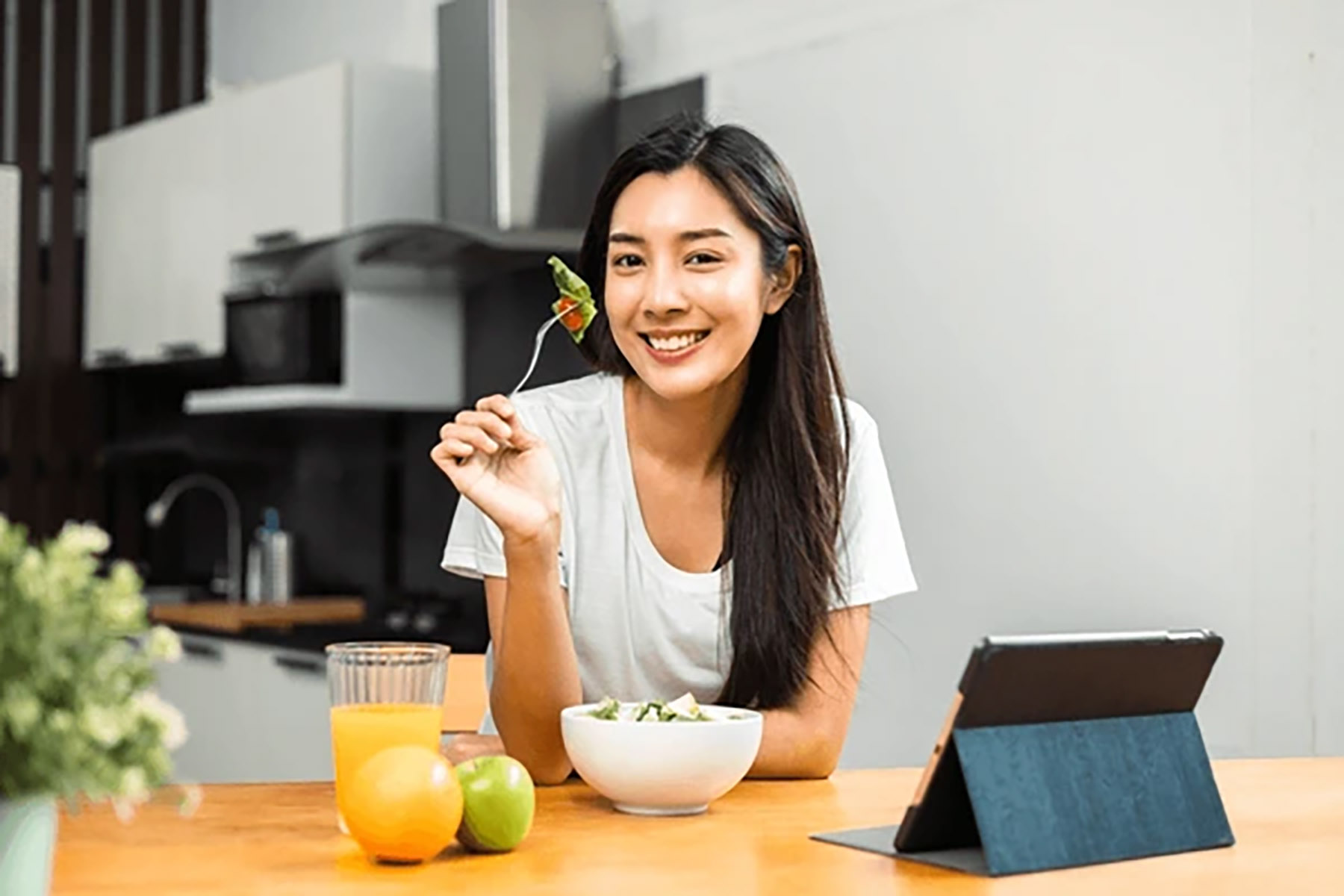 Ilustrasi perempuan memakan sayuran segar. (Dok. iStock)