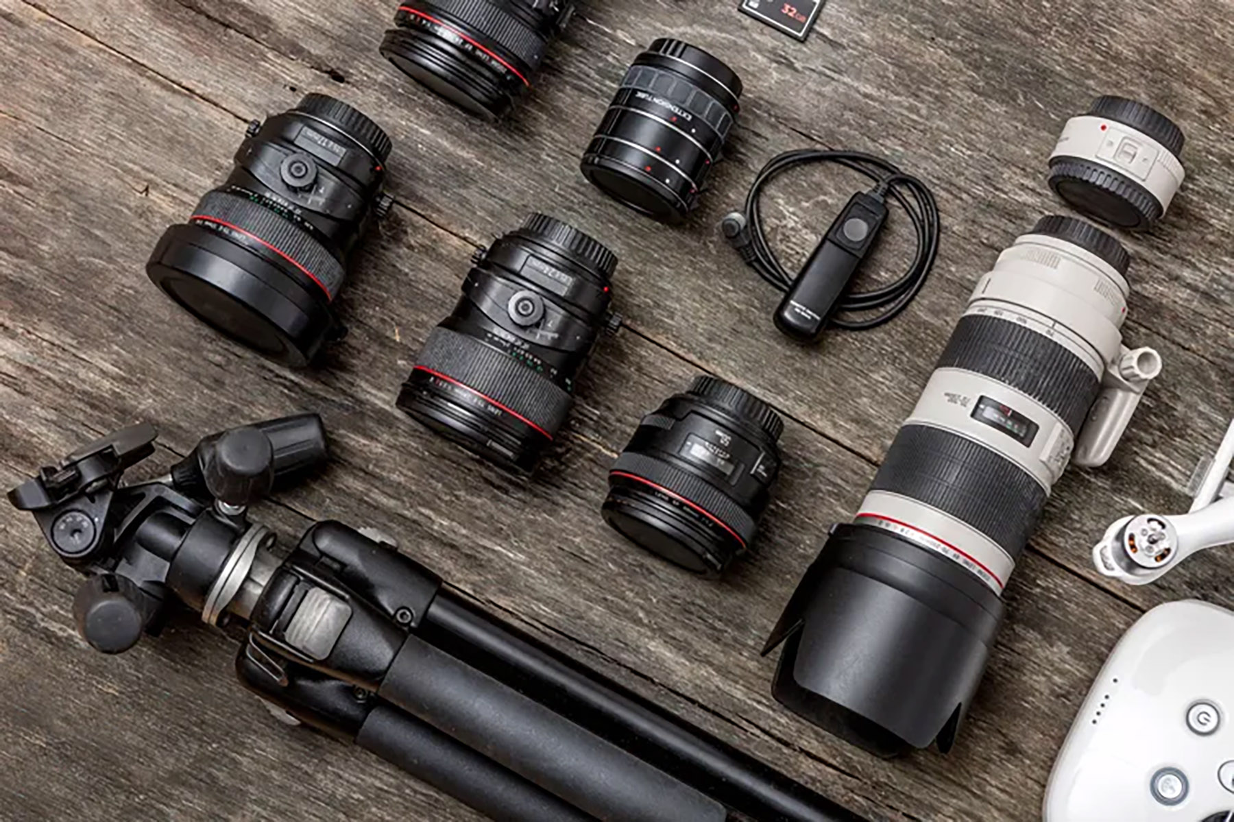 Ilustrasi kamera, tripod, dan lensa. (Dok. Premium Beat)