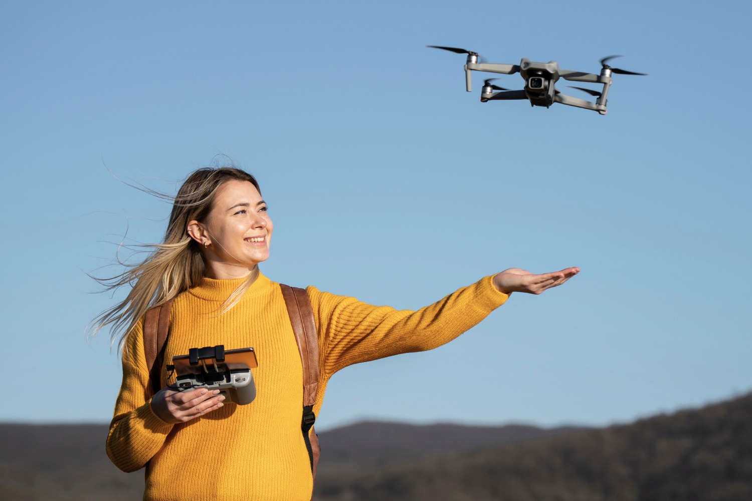 Ilustrasi wanita menerbangkan drone (Dok. Freepik)
