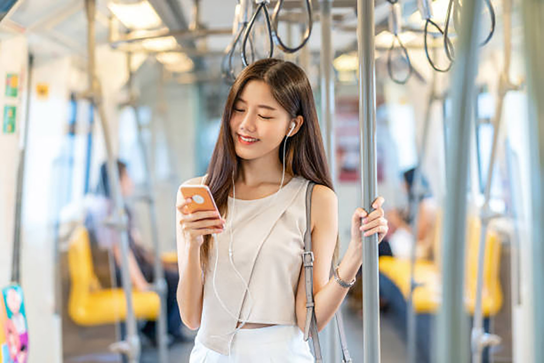Ilustrasi seorang perempuan menonton film di ponselnya. (iStock/Tzido)