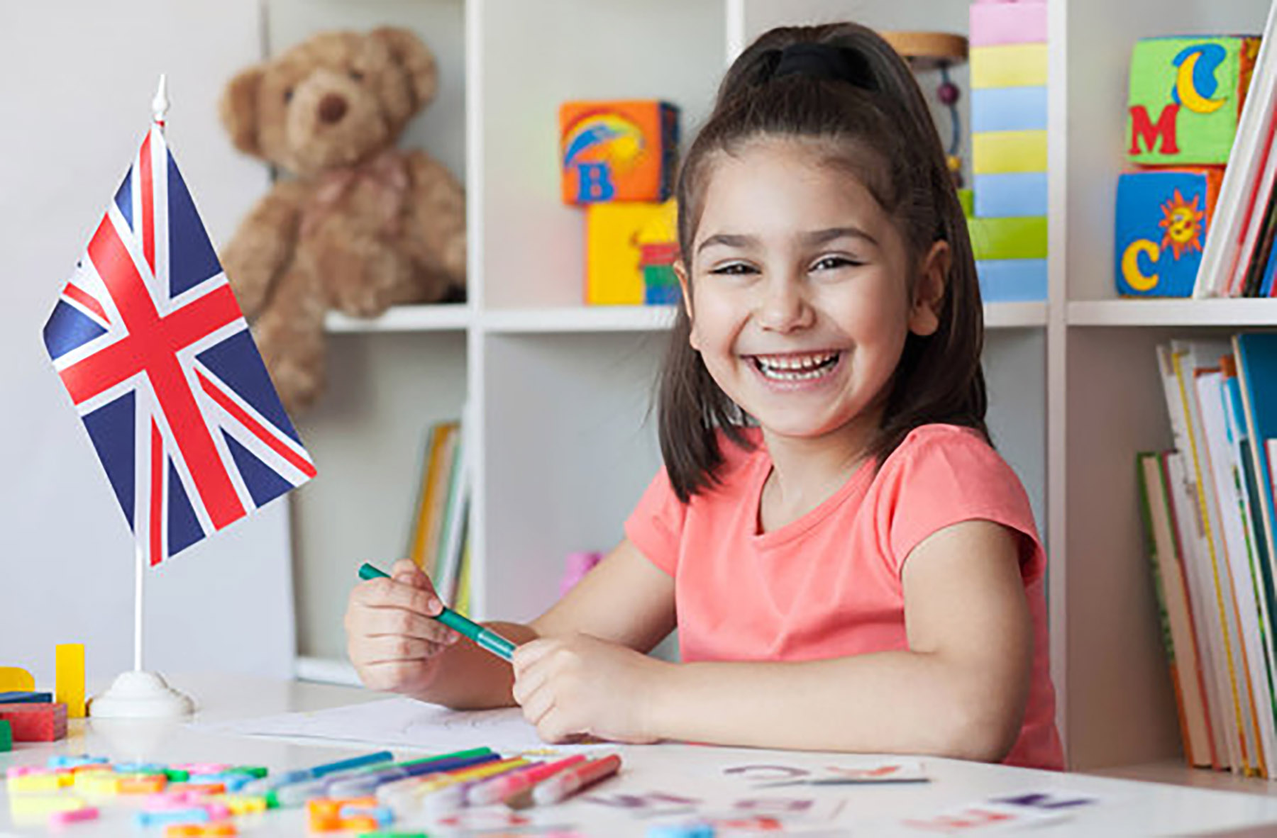 Ilustrasi seorang anak perempuan belajar bahasa Inggris. (Dok. Adobe Stock)