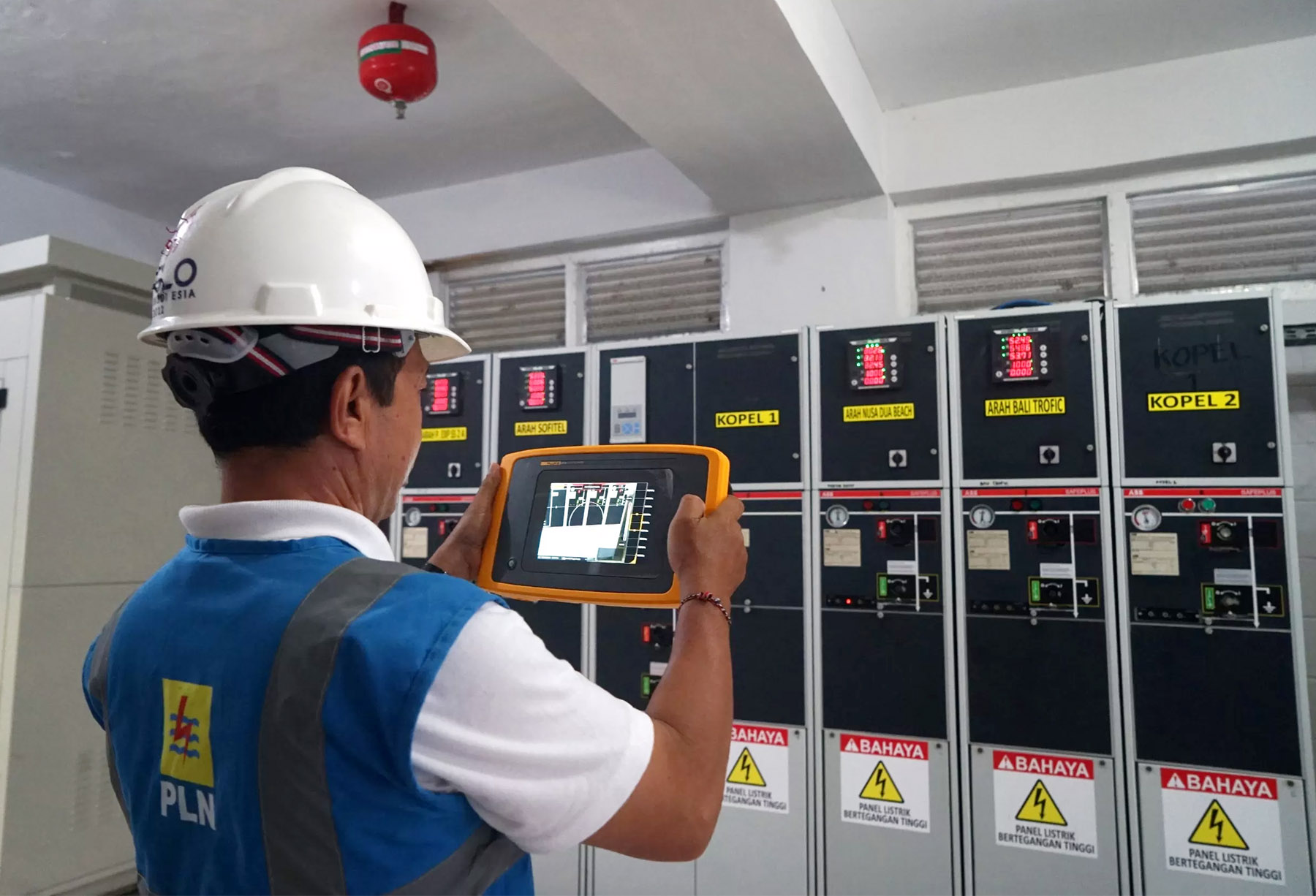 Pekerja PLN mengecek keadaan listrik. (Dok. JawaPos/PLN)