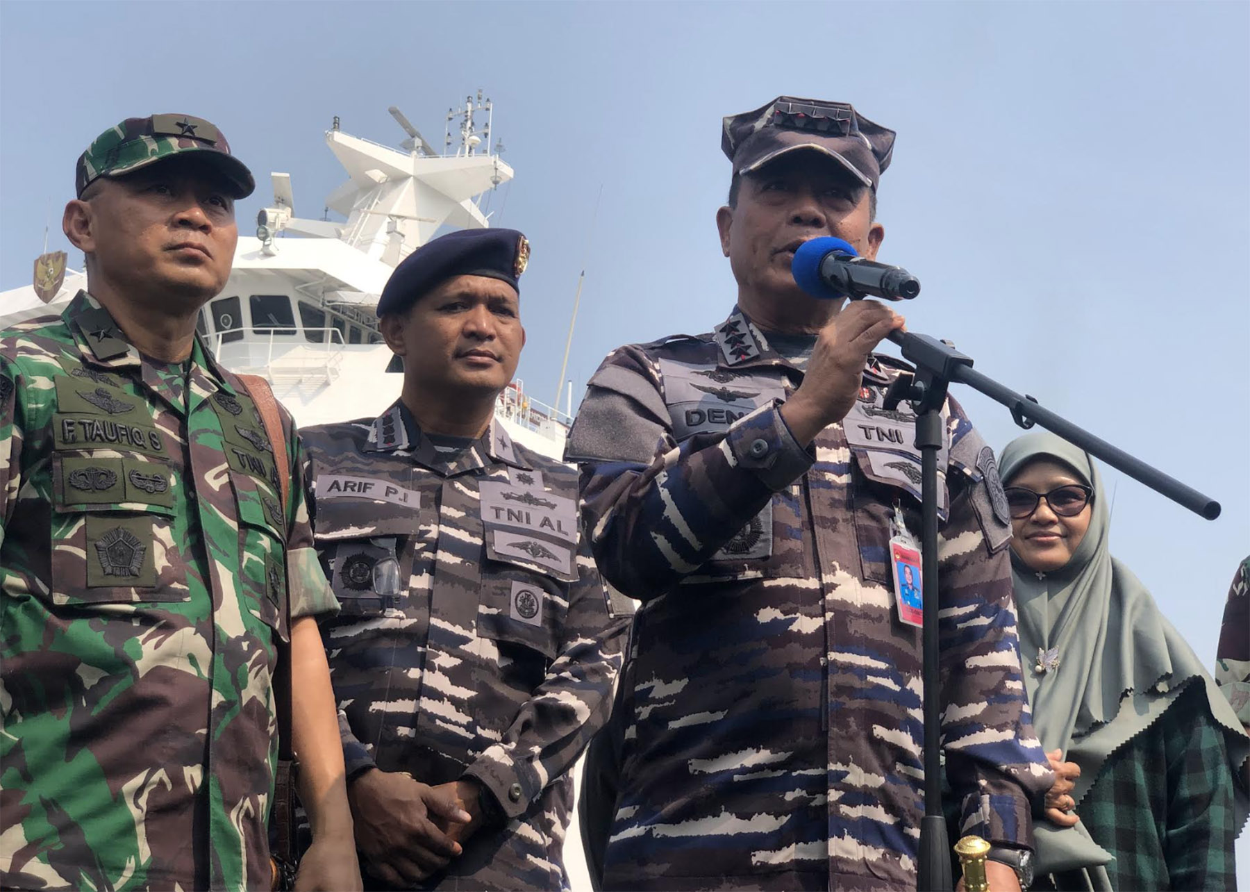 Panglima Koarmada RI Laksamana Madya TNI Denih Hendrata menyampaikan keterangan kepada awak media. (Sahrul Yunizar/JawaPos.com)