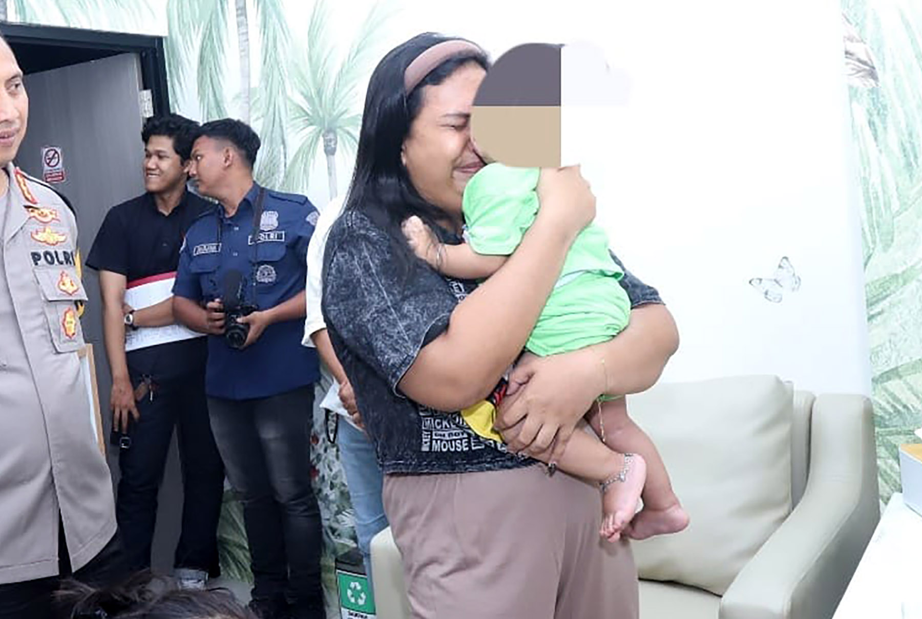 Ibu korban, RD, saat dipertemukan dengan anak satu-satunya. (Dok. Jawa Pos)