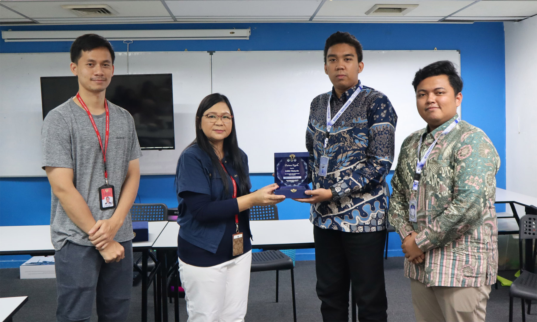 Kepala Sekolah SIKL, Friny Nafasti (kiri) menerima plakat dari Wakil Ketua KKN Internasional UIN Jakarta, Muhammad Helmy didampingi Koordinator Sanggar Bimbingan, Haidir Ali (kiri), dan Alfan Rivera.