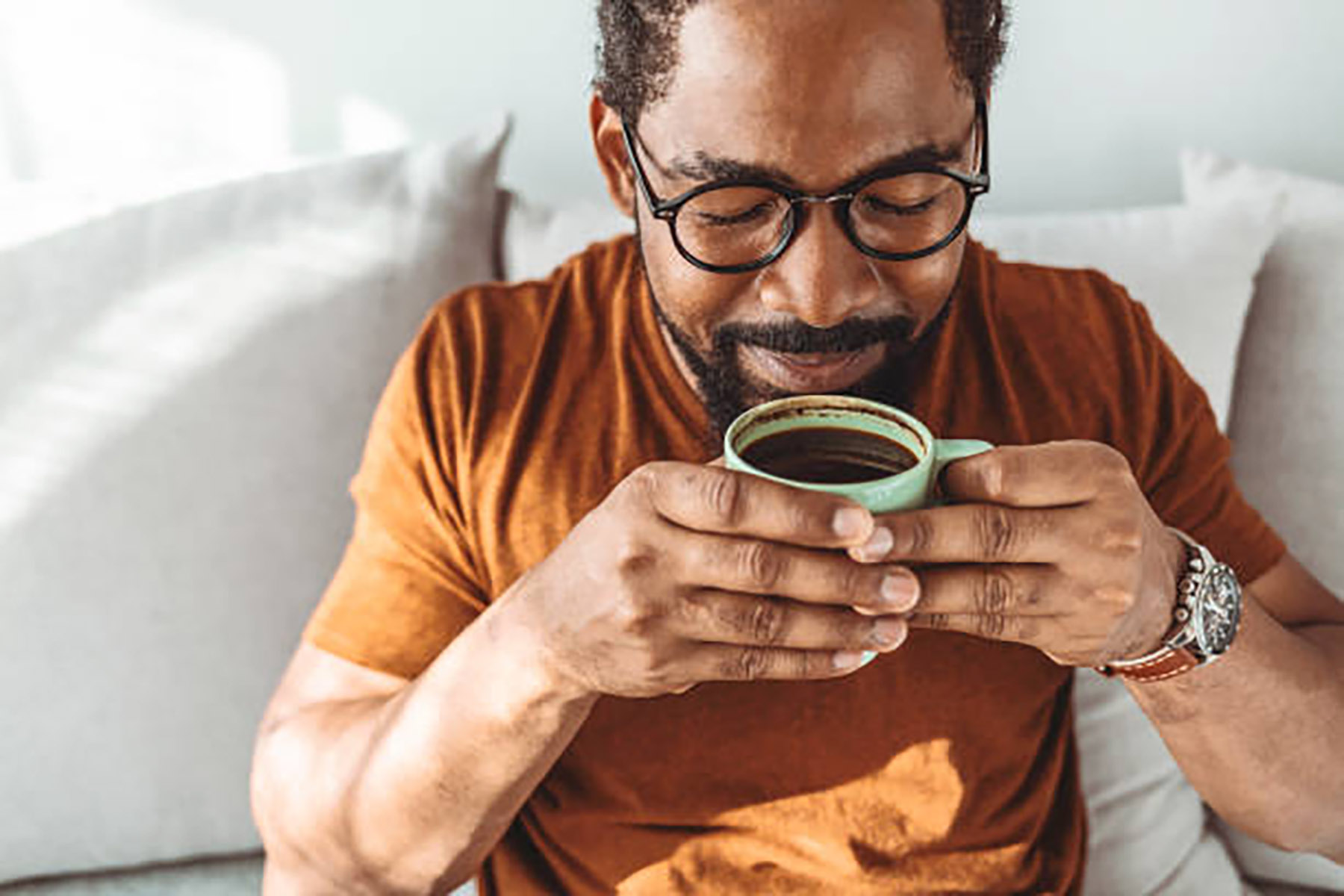 Ilustrasi seorang pria meminum kopi. (Dok. iStock/ljubaphoto/Getty Images)
