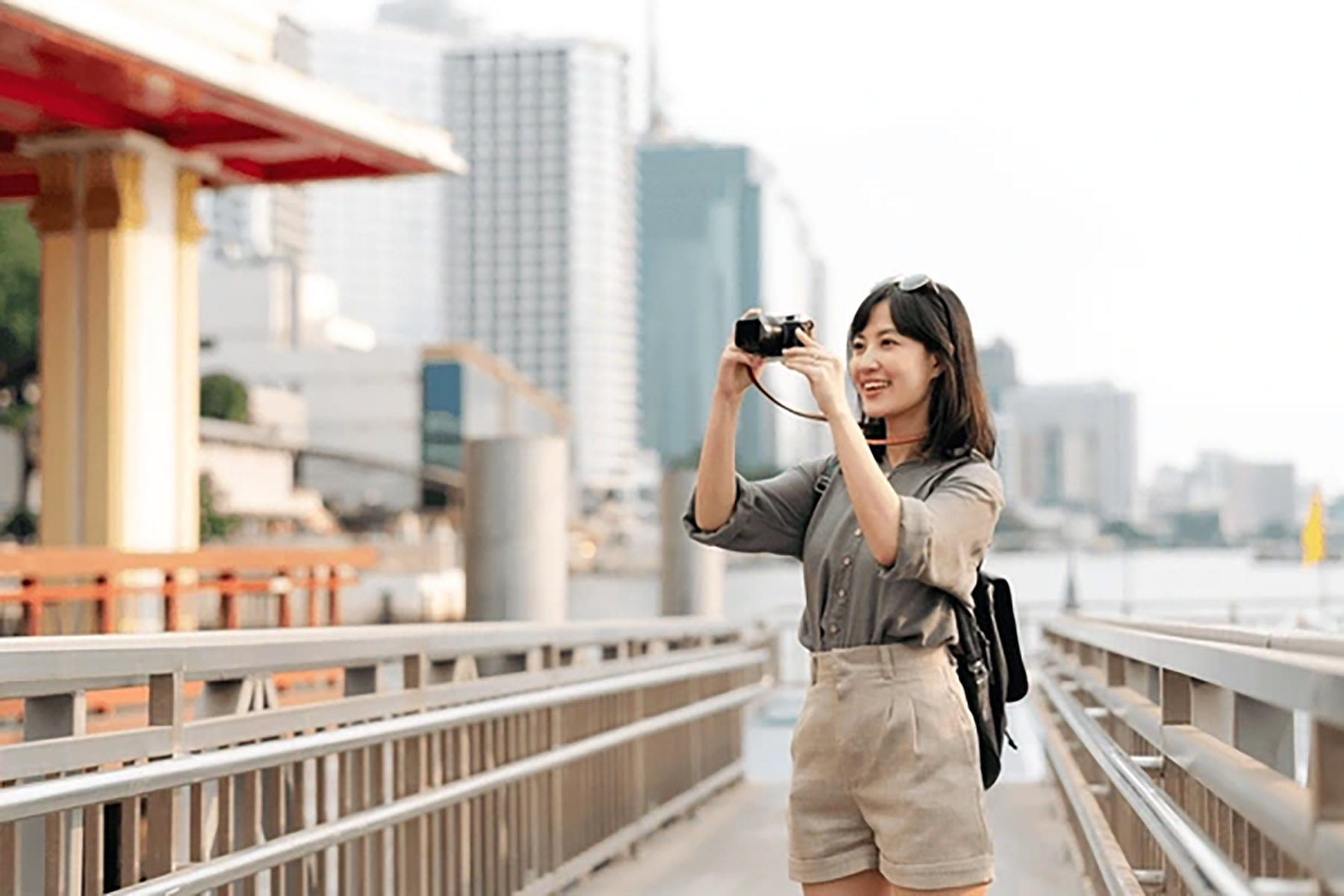 Ilustrasi seorang wanita sedang memotret. (Dok. Shutterstock)