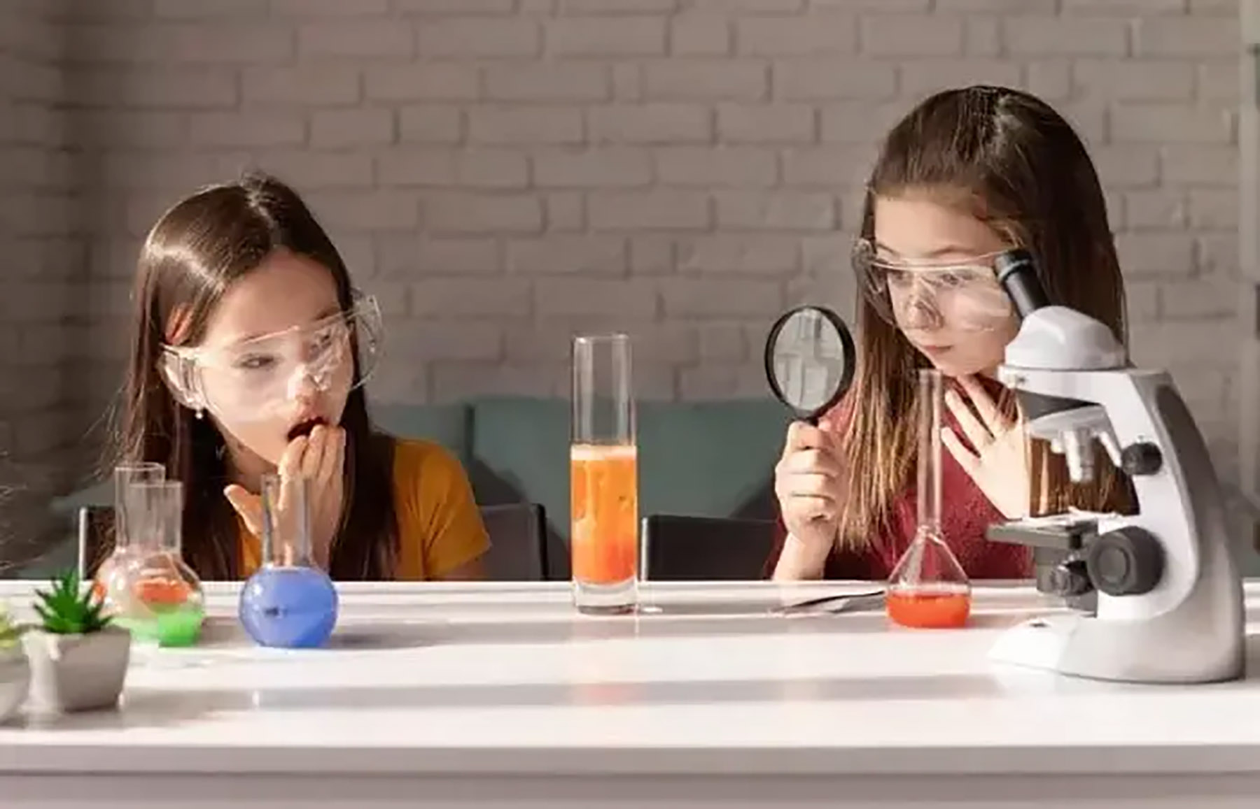 Ilustrasi anak-anak yang melakukan eksperimen sains (Dok. Freepik)