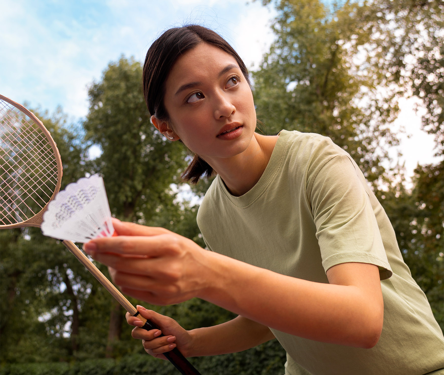 Ilustrasi perempuan bermain badminton. (Dok. Freepik)