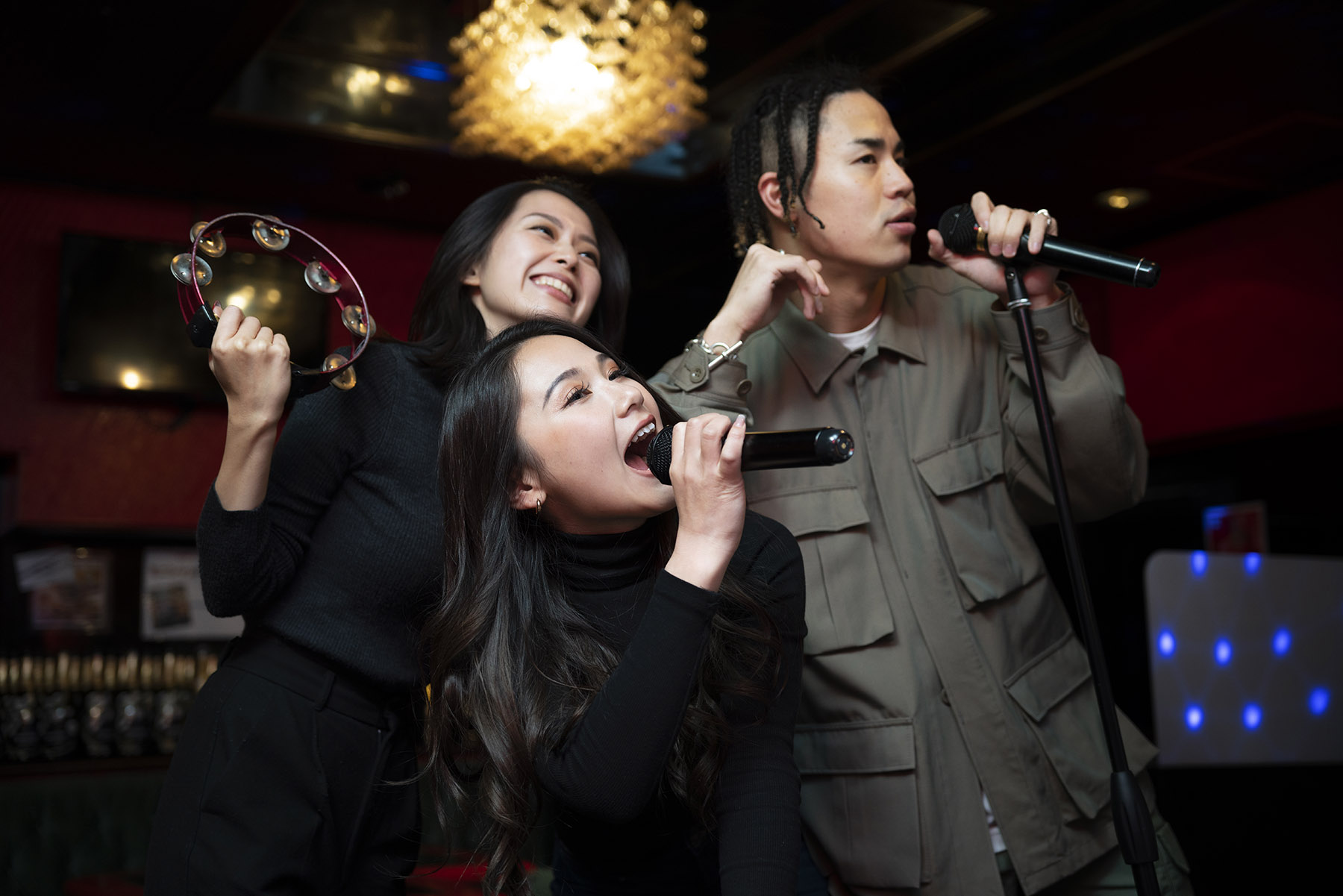 Ilustrasi bernyanyi karaoke bersama teman (Dok. Freepik)