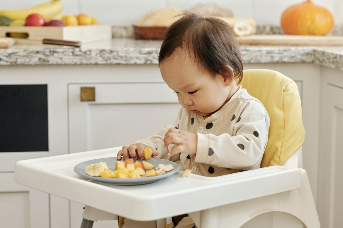 Ilustrasi bayi makan buah-buahan (Dok. pexels)