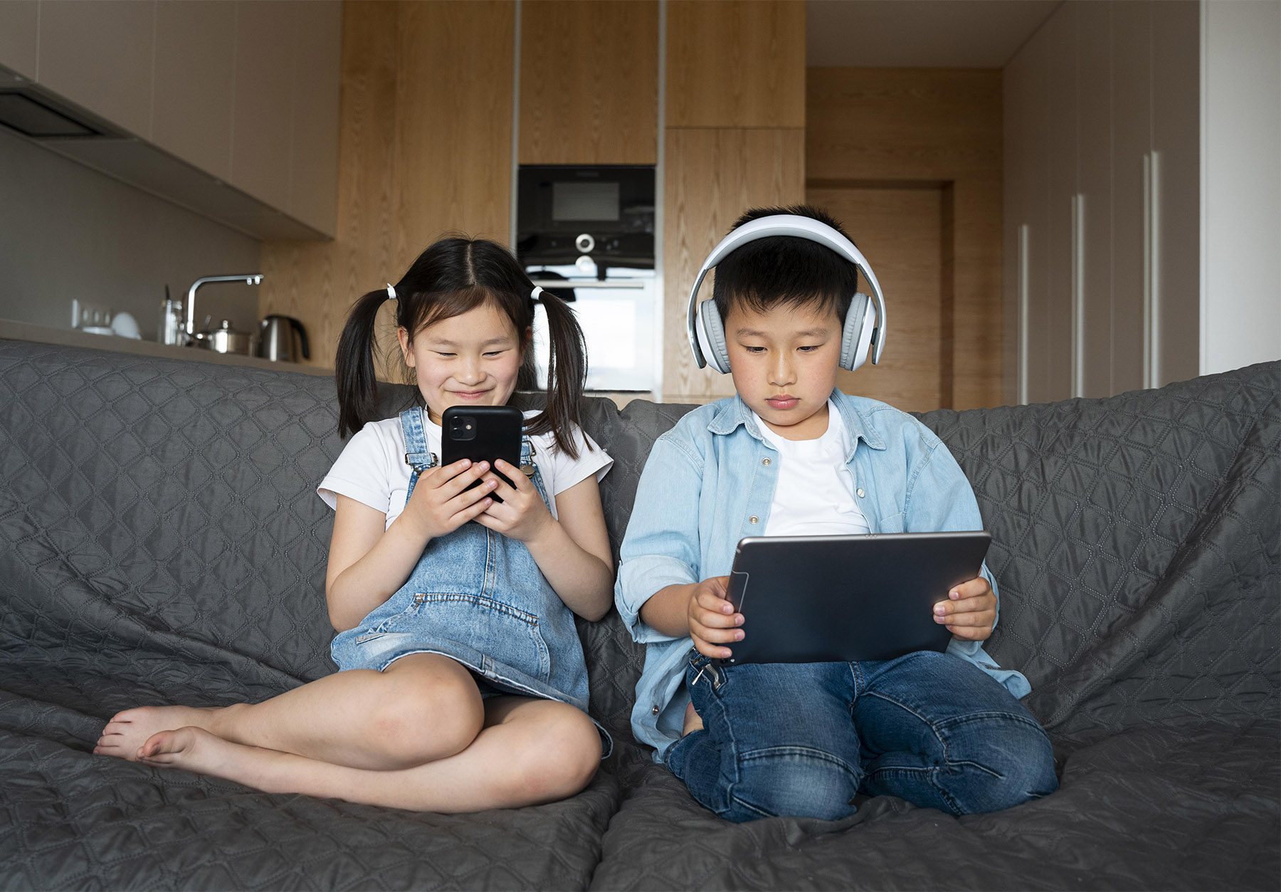 Ilustrasi anak bermain gadget. (Dok. Freepik)