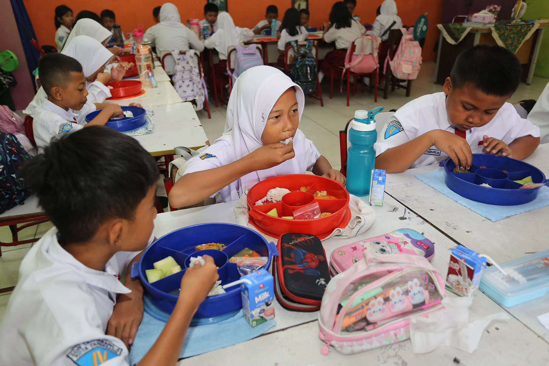 Aktifitas makan siang siswa-siswi di SDN 4 Tangerang, Senin (5/8/2024). Pemerintah Kota Tangerang melakukan simulasi pilot project gerakan makan sang bergizi gratis di lima sekolah yang melibatkan 3.125 siswa di Kota Tangerang.-