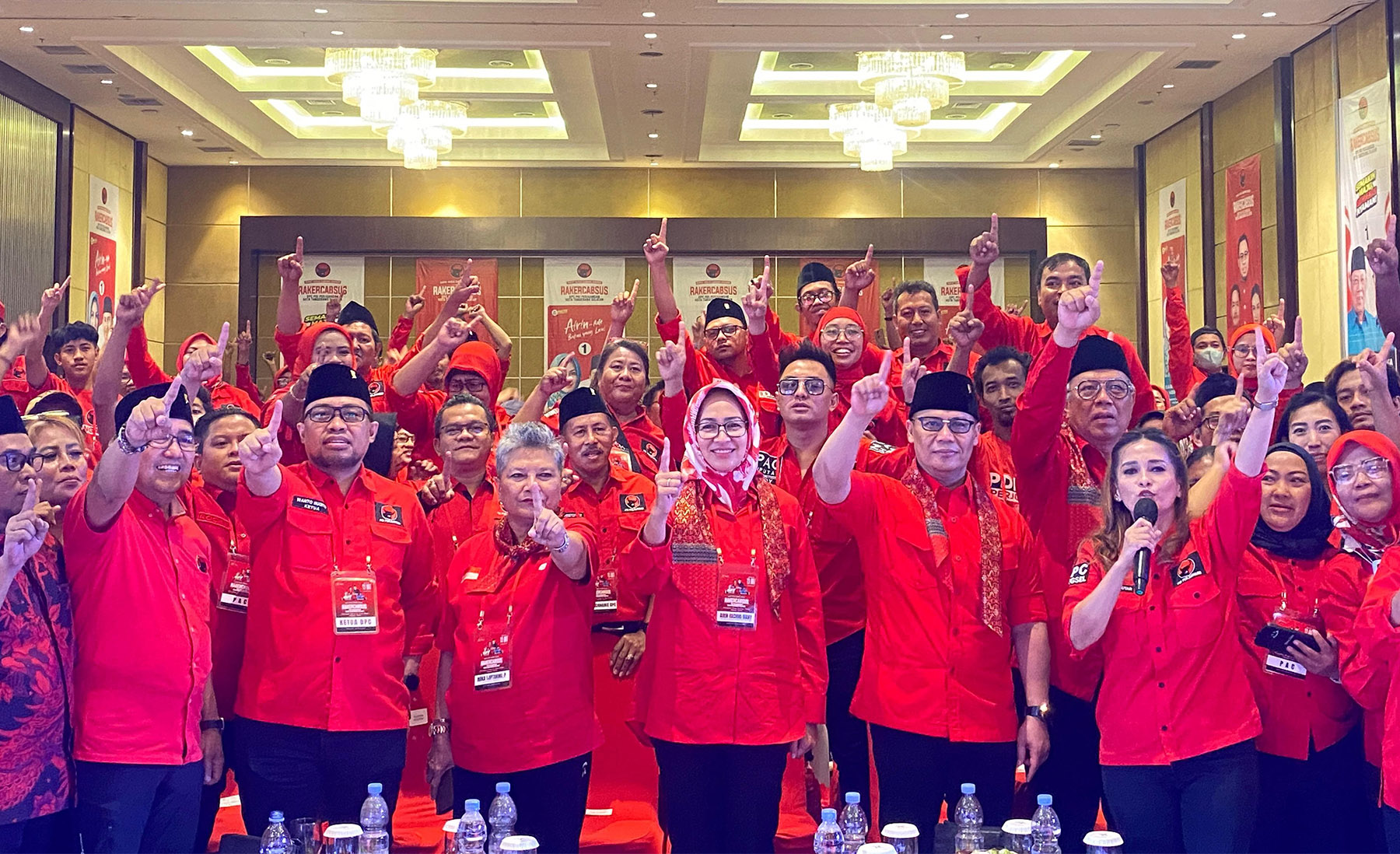 Calon Gubernur Banten Airin Rachmi Diany saat menghadiri Rapat Kerja Cabang Khusus (Rakercabsus) DPC PDI Perjuangan Kota Tangsel, di wilayah Serpong, Minggu (13/10). (Muhtamimah/Jawa Pos)
