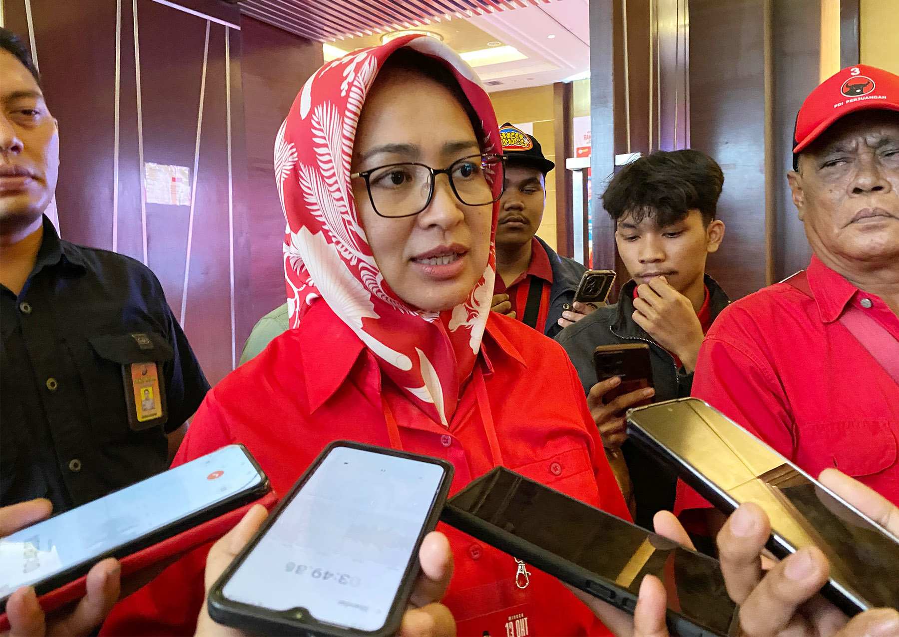 Calon Gubernur Banten Airin Rachmi Diany usai menghadiri Rapat Kerja Cabang Khusus (Rakercabsus) DPC PDI Perjuangan Kota Tangsel, di wilayah Serpong, Minggu (13/10). (Muhtamimah/Jawa Pos)
