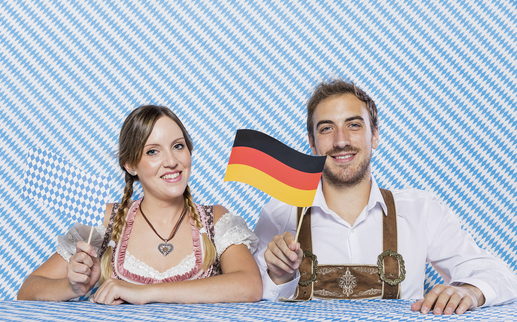 Ilustrasi laki-laki dan perempuan dengan bendera Jerman. (Dok. Freepik)