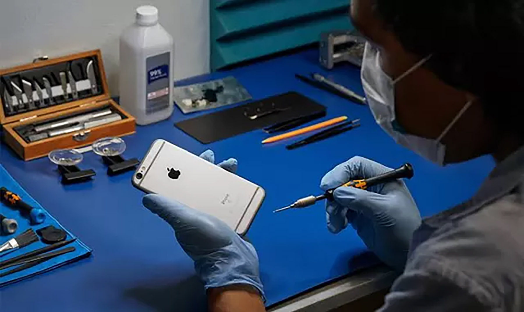 Ilustrasi service perangkat iPhone (Dok.JawaPos.com)