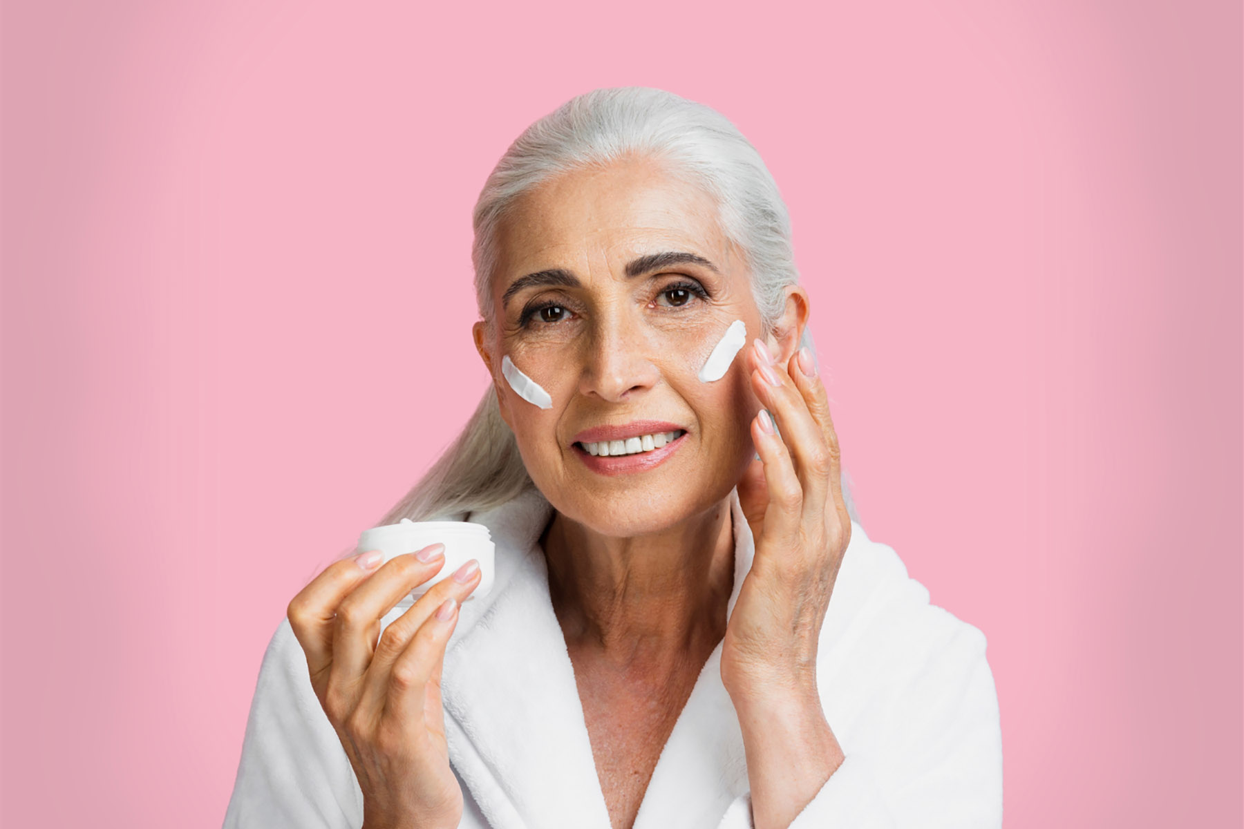 Ilustrasi seorang lansia memakai produk skincare (Dok. Freepik)