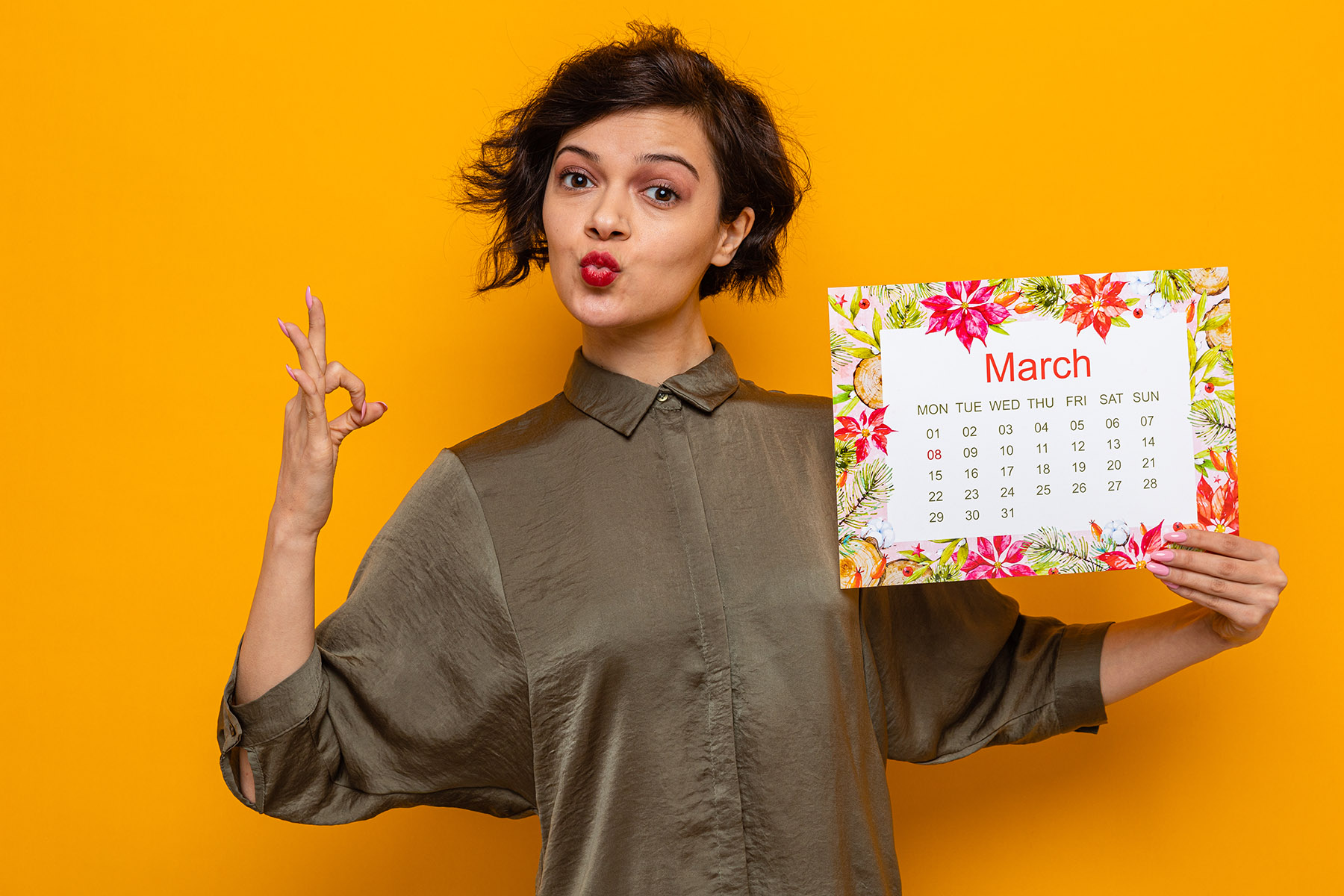 Ilustrasi seorang perempuan memegang kalendar. (Dok. Freepik)