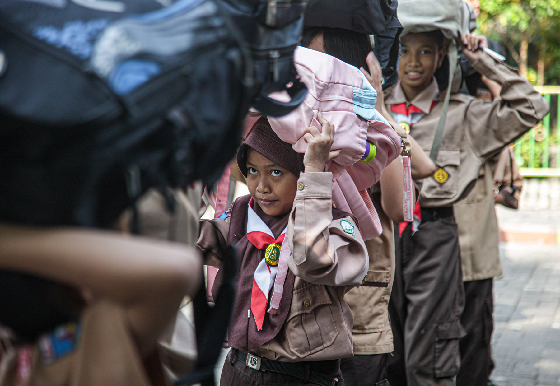 Sejumlah siswa mengikuti simulasi mitigasi bencana gempa di SDN Kebon Besar, Kota Tangerang, Rabu (16/10/2024). Tagana Kota Tangerang memberikan pengetahuan mitigasi bencana serta berbagai macam edukasi tanggap bencana di lingkungan sekolah guna memperkua