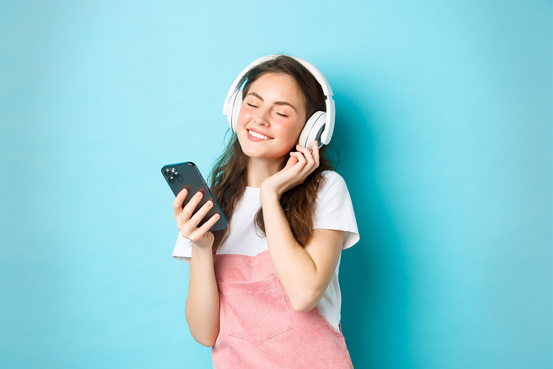 Ilustrasi perempuan mendengarkan lagu (Dok. Freepik)