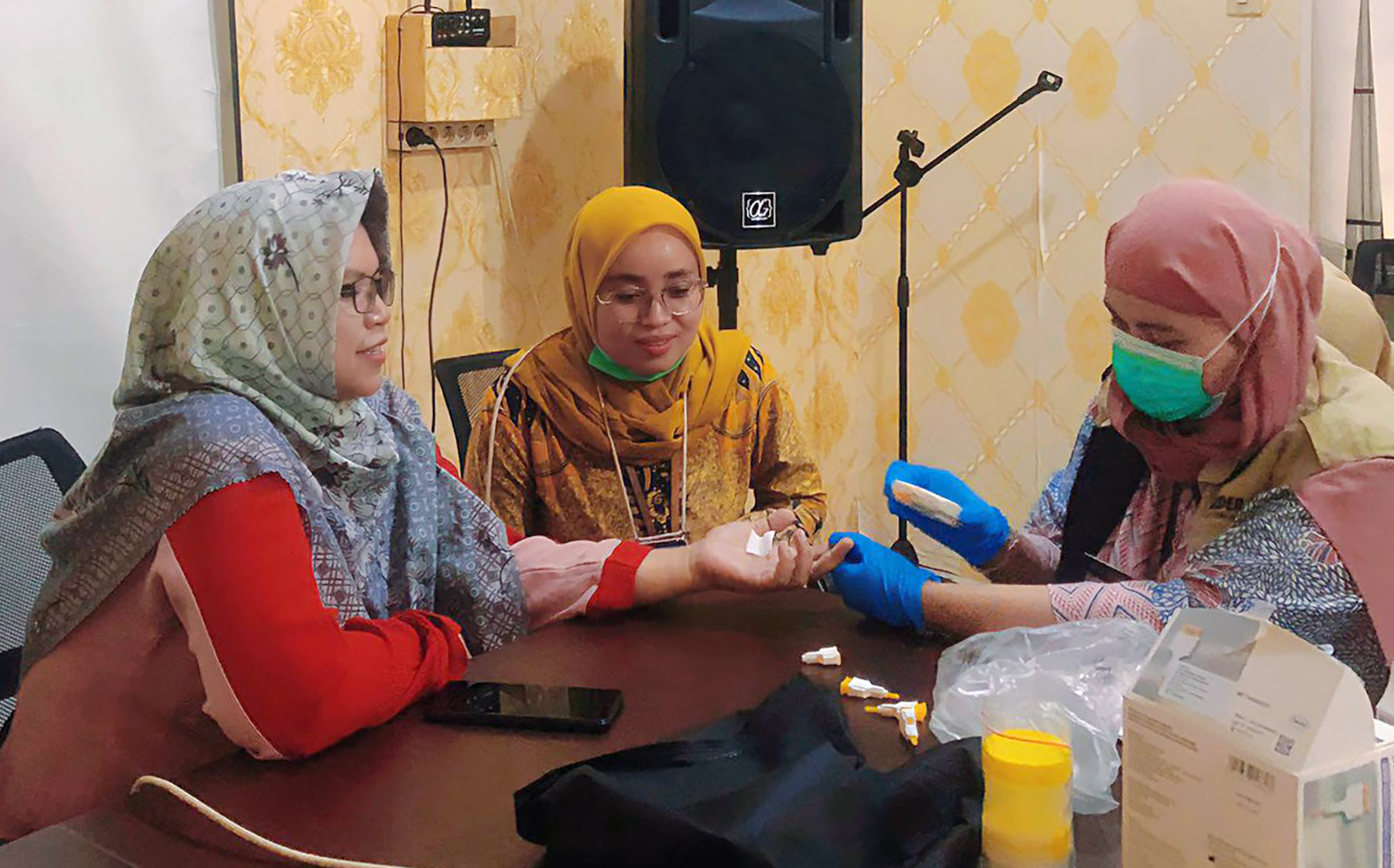 Dinas Sosial Tangerang Selatan saat melakukan kegiatan pemeriksaan Kesehatan. (Dok. Dinsos Tangsel)