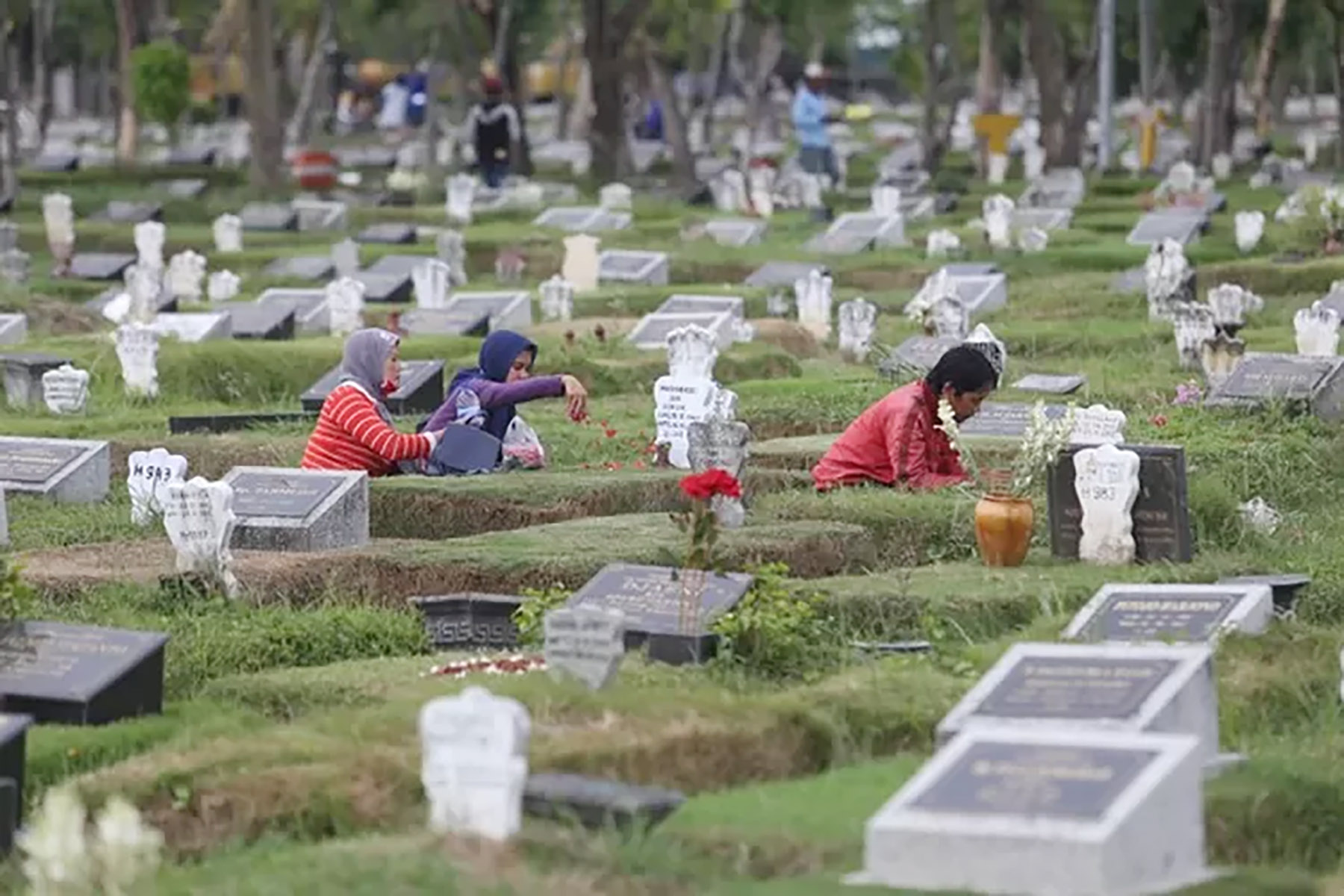 Peziarah saat mengunjungi makam di TPU. (Dok. JawaPos)