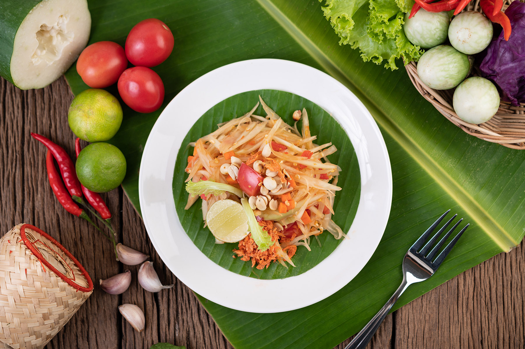 Ilustrasi Thai papaya salad. (Dok. Freepik)