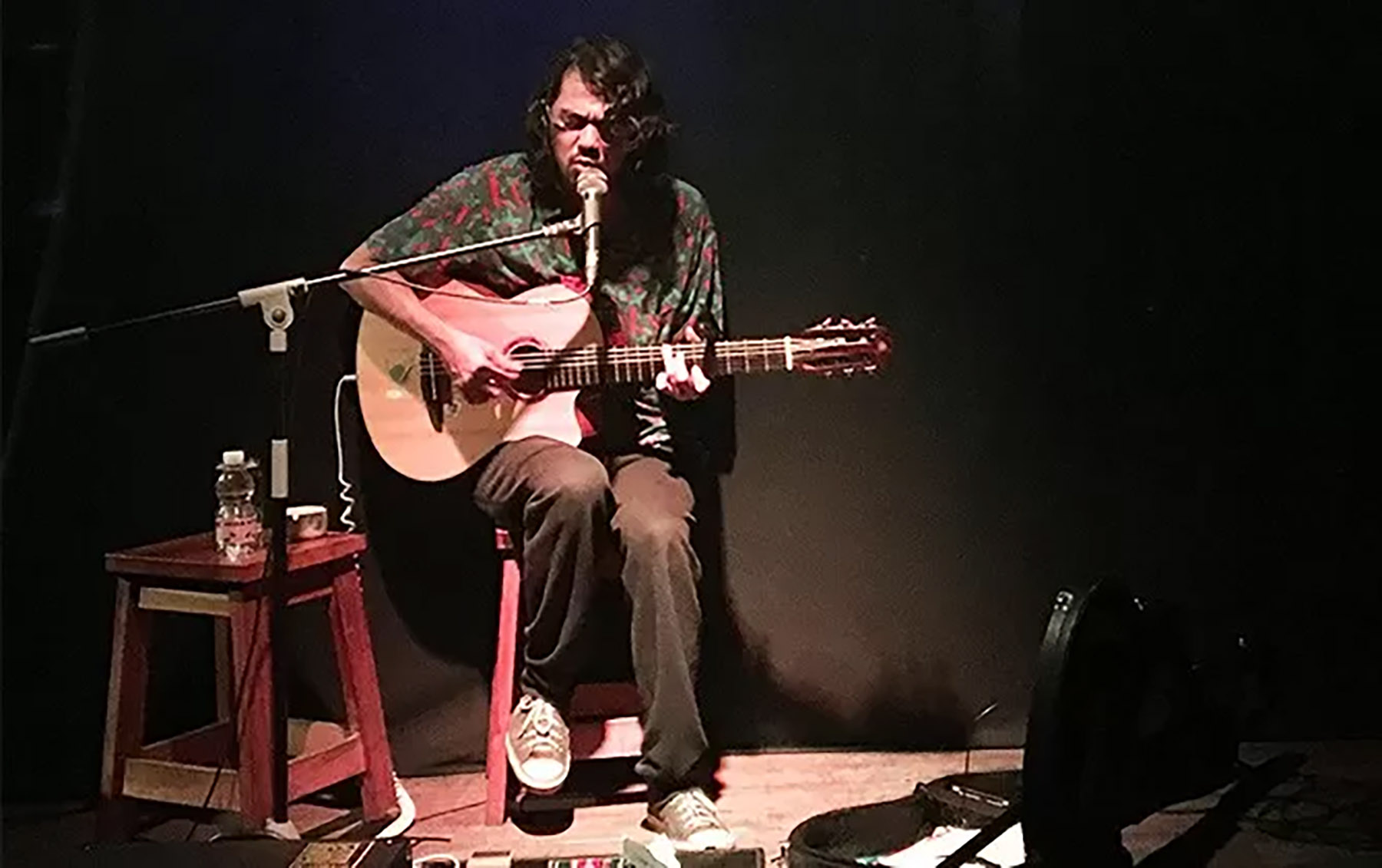 Jason Ranti saat tampil di Borneo House Kemang, Jakarta Selatan. (Dok. Jawa Pos - Jason Ranti)