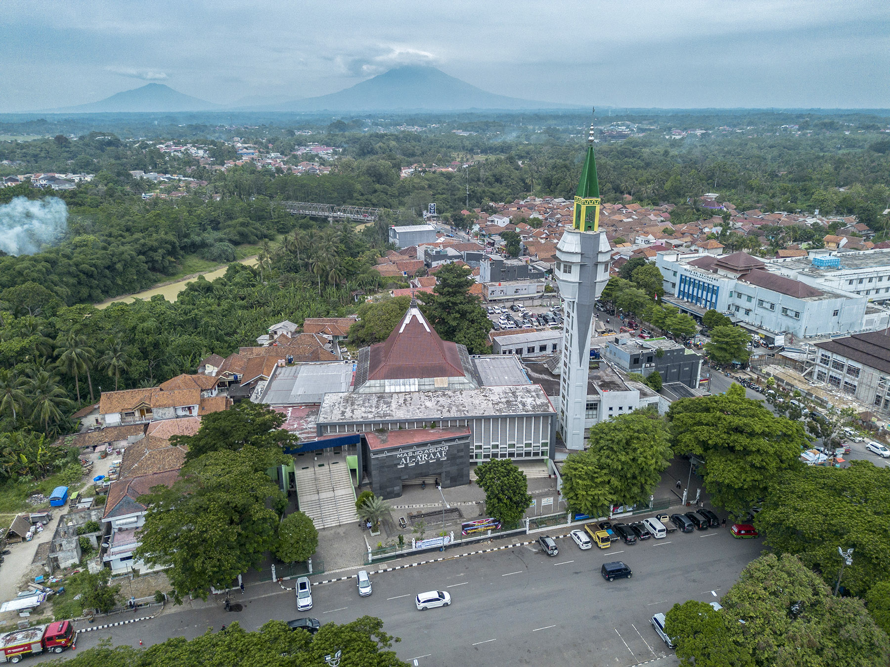 Masjid Al Raf dan pemandangan gunung dari Alun-Alun Rangkasbitung, Banten. (Hendra Eka/Jawa Pos)