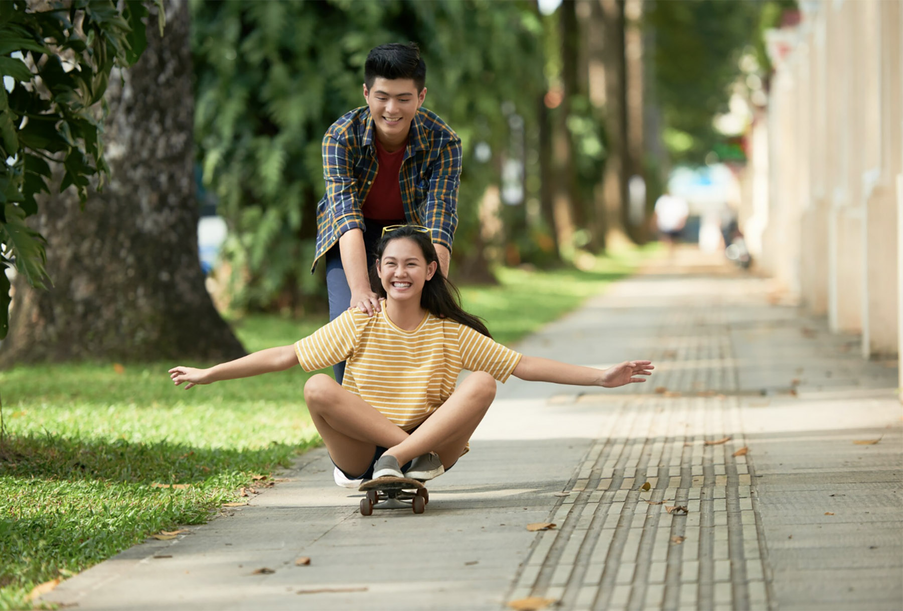 Ilustrasi pasangan bermain skateboard. (Dok. Freepik)