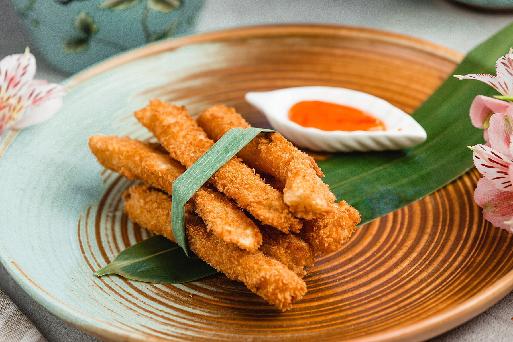 Ilustrasi chicken katsu dan sambal pedas. (Dok. Freepik)