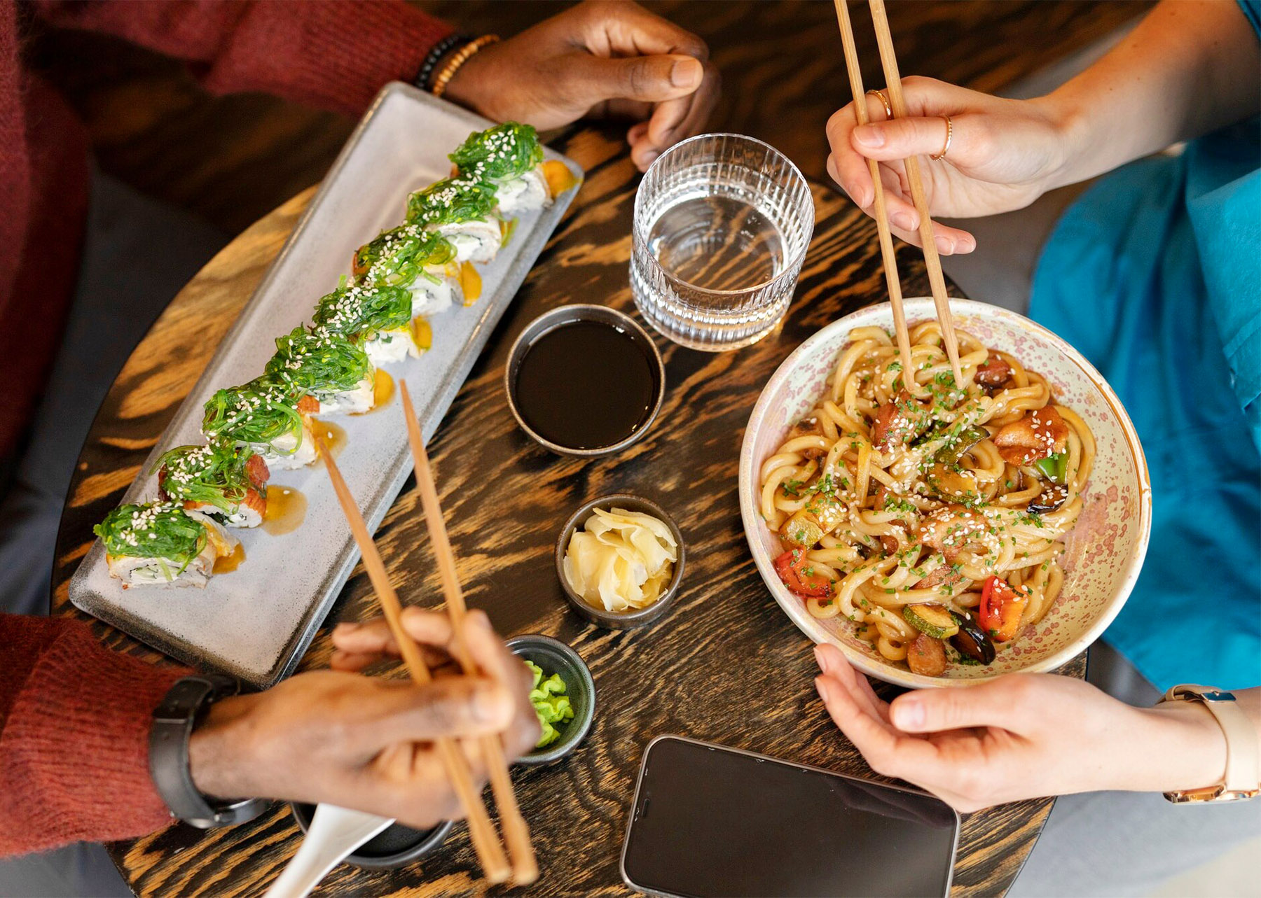 Ilustrasi makan ramen. (Dok. Freepik)
