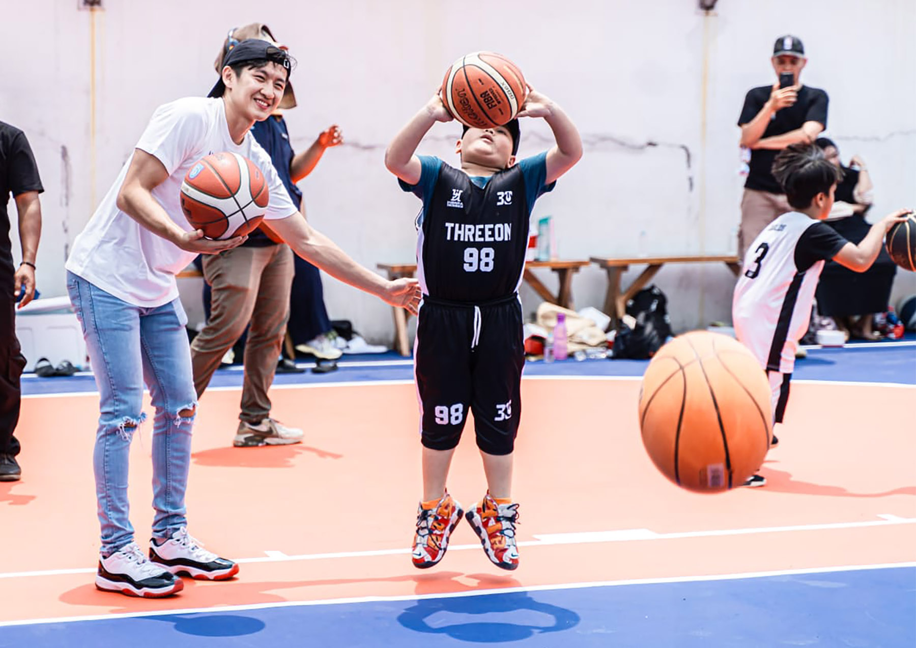 Winston Swenjaya ikut larut dalam kegembiraan anak-anak yang mencoba lapangan baru. (Dok. IBL)
