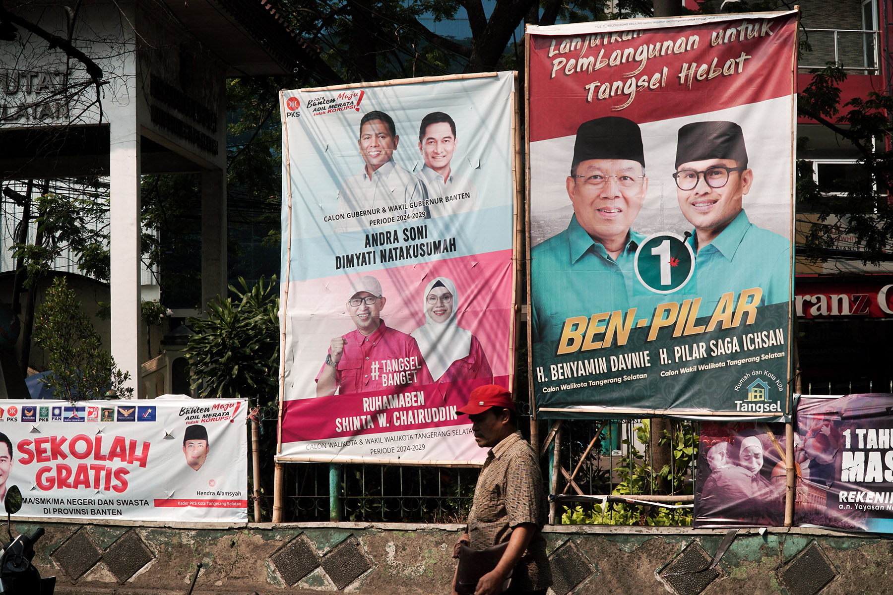 Deretan Baliho Pilkada Banten dan Tangsel tampak berjejer terpasang di sudut-sudut Kota Tangerang Selatan, Jumat (18/10/2024). (Aulia Rachman/Jawa Pos)