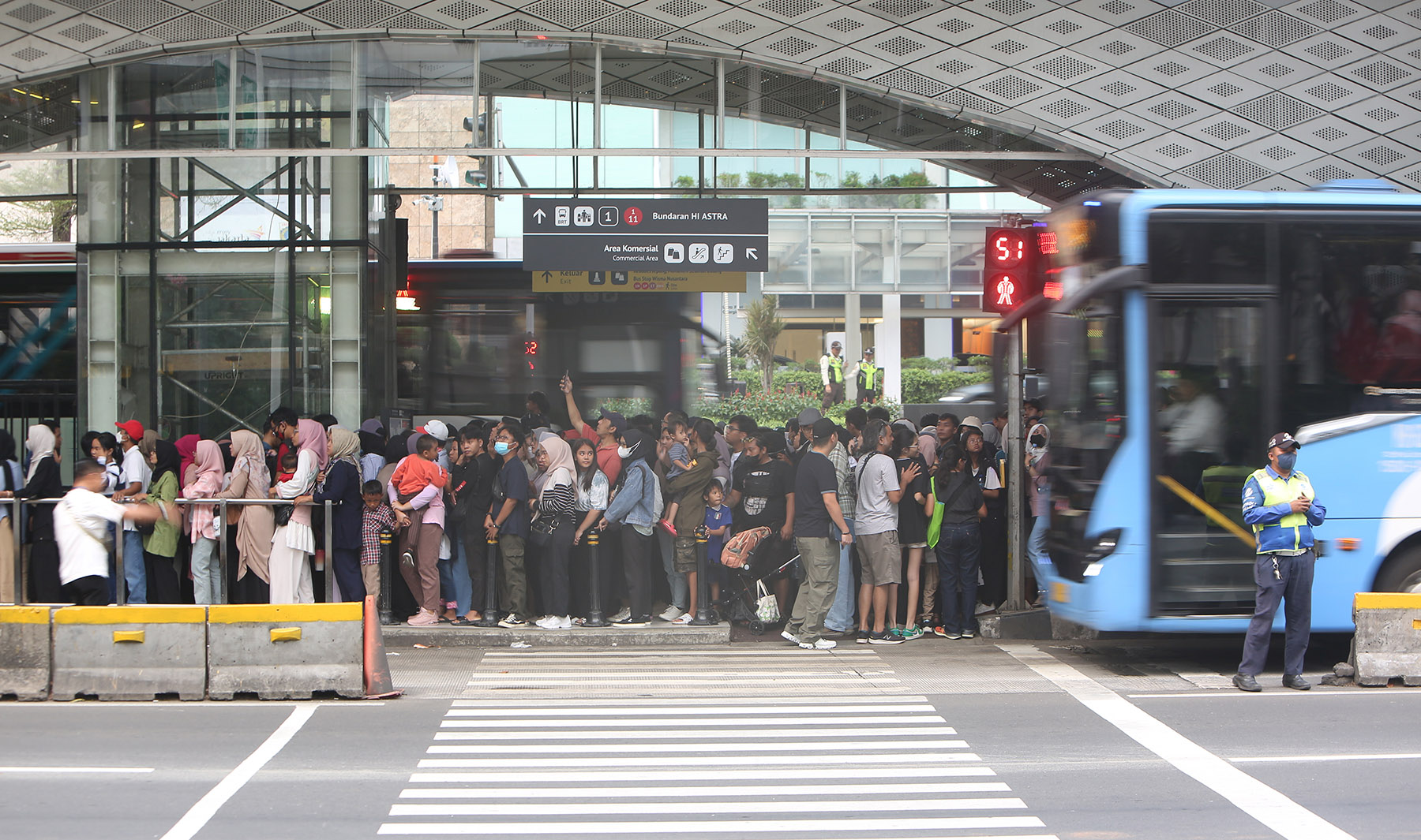Ilustrasi antrean panjang calon penumpang di halte Transjakarta.