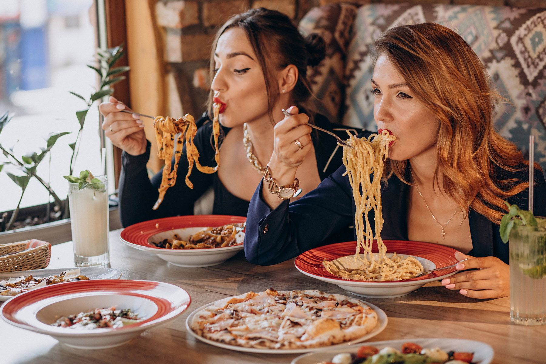 Ilustrasi dua orang perempuan sedang menikmati makanan Italia. (Dok. Freepik)