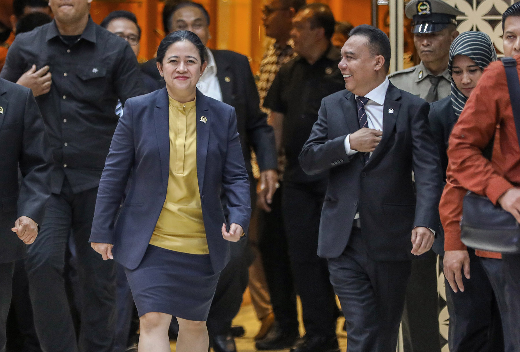 Ketua DPR Puan Maharani (kiri) bersama Wakil Ketua DPR Sufmi Dasco Ahmad usai memberikan keterangan pers kepada wartawan di DPR.