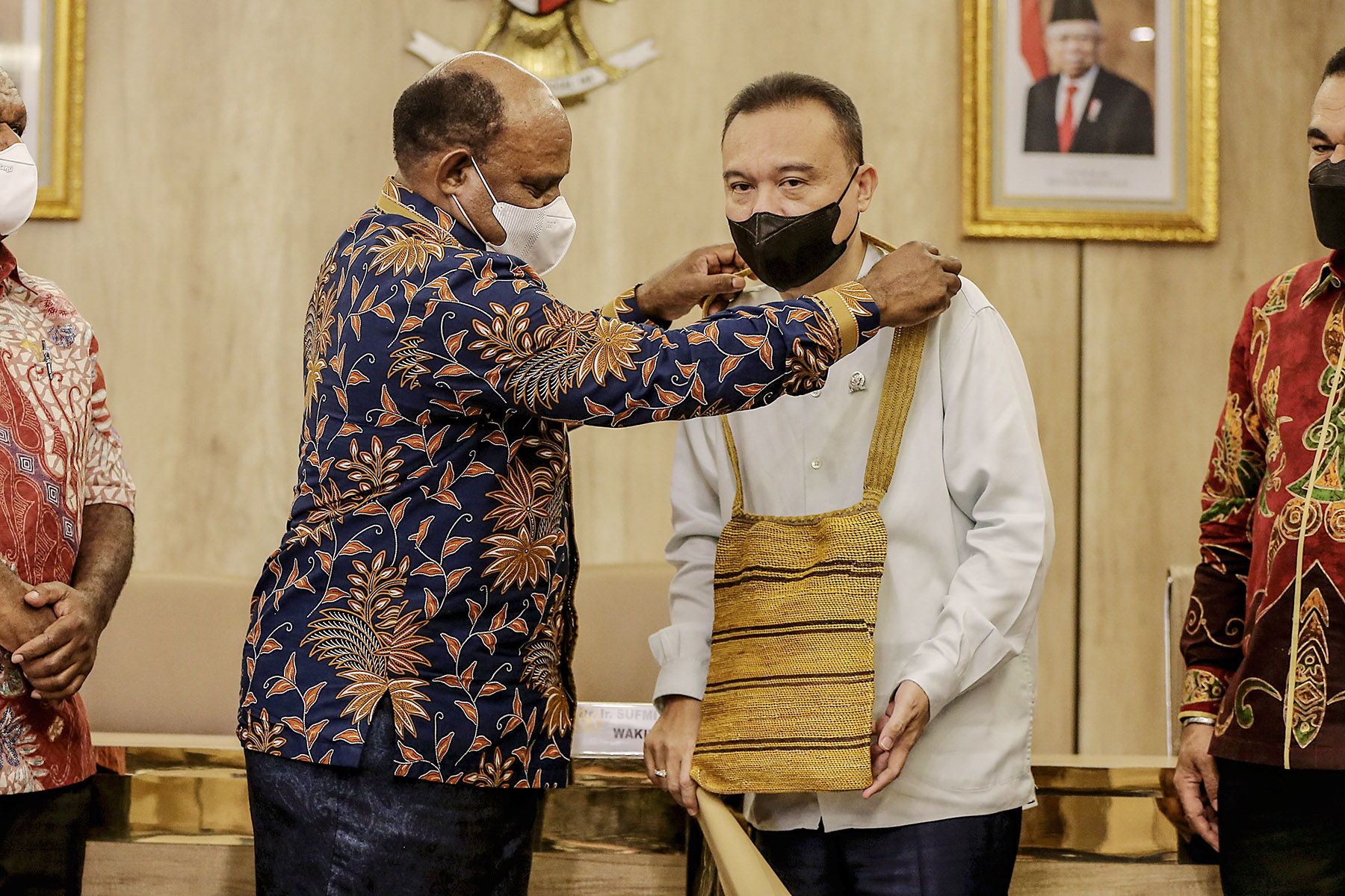 Wakil Ketua DPR Sufmi Dasco Ahmad (kanan) menerima noken dari  Ketua Majelis Rakyat Papua (MRP) Timotius Murib (kiri) usai audiensi di kompleks parlemen Senayan, Jakarta, Selasa (26/4/2022).