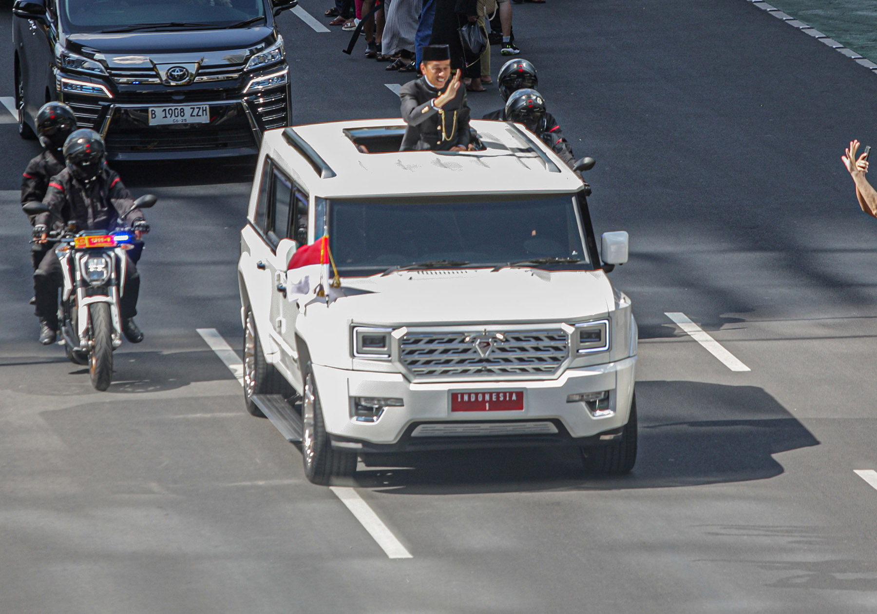 Presiden ke-7 Joko Widodo melambaikan tangan ke masyarakat di jalan Sudirman, Jakarta, Minggu (20/10/2024). Joko Widodo pulang ke Solo setelah menghadiri pisah sambut di Istana Merdeka dan menuju Bandara Halim Perdanakusuma menuju Solo.