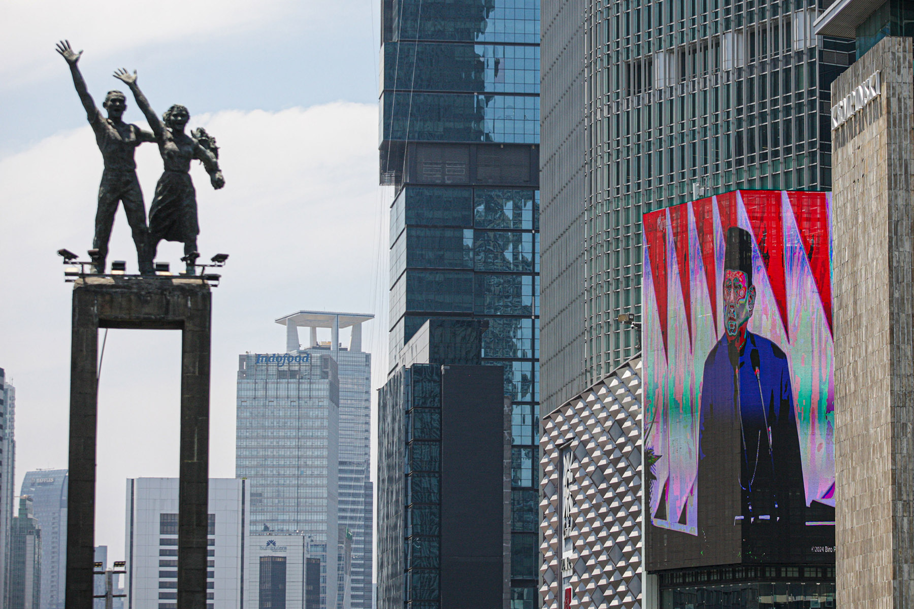 Sejumlah masyarakat memadati kawasan Bundaran HI untuk menonton pelantikan Presiden dan Wakil Presiden melalui videotron di Bundaran HI, Jakarta, Minggu (20/10/2024). Beragam acara diselenggarakan dalam rangka memeriah pelantikan Presiden dan Wakil Presid